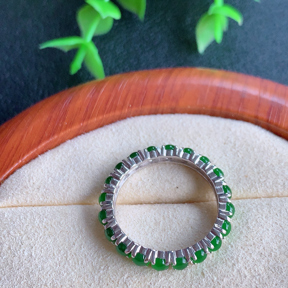 冰润满绿圆珠翡翠戒指  玉质细腻  冰清玉润  飘花灵动  颜色漂亮  W 815.15  内径尺寸：17-3-2.8mm   裸石尺寸：3mm