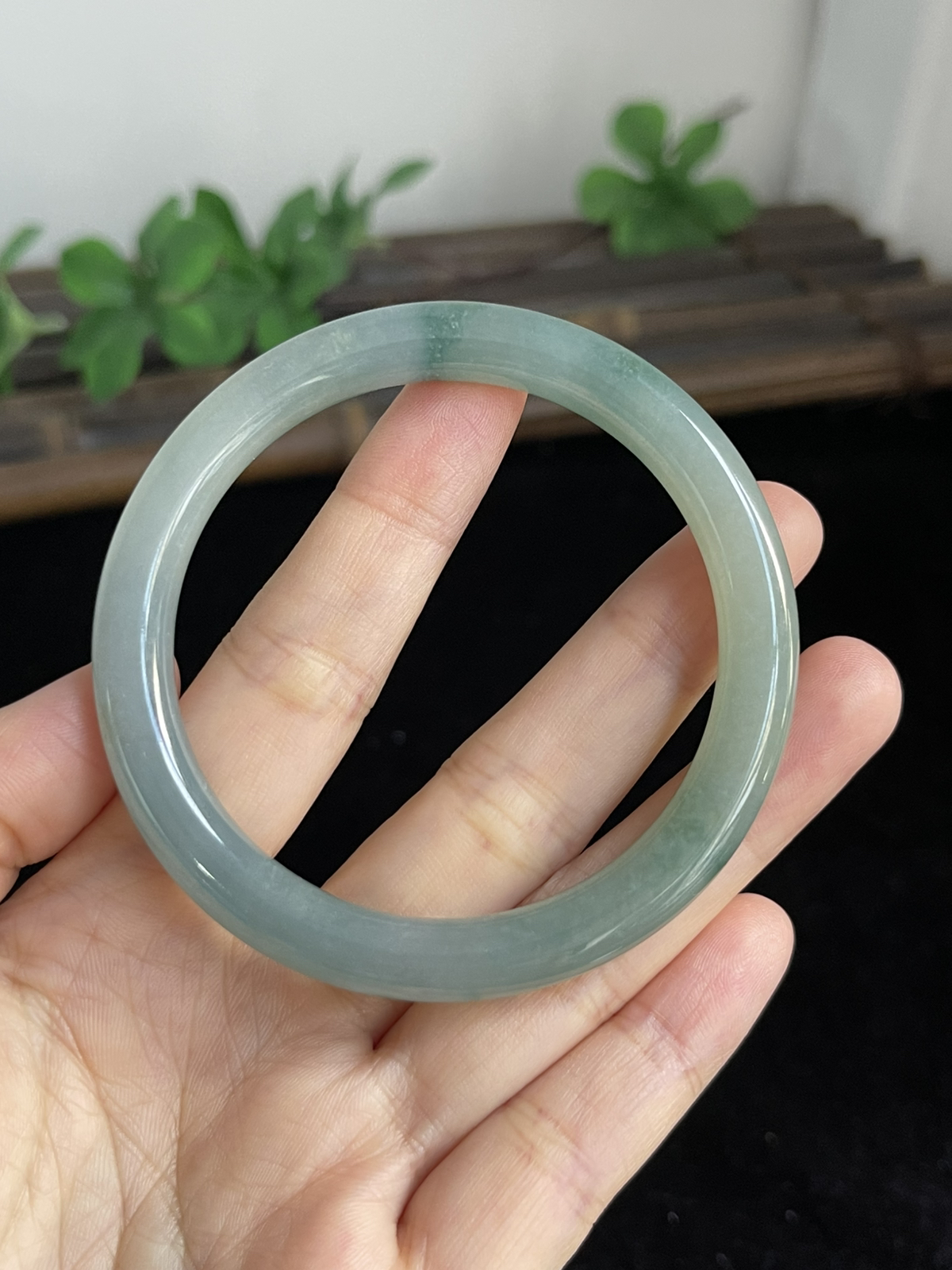 圆镯53.5圈口，翡翠冰糯种飘绿手镯