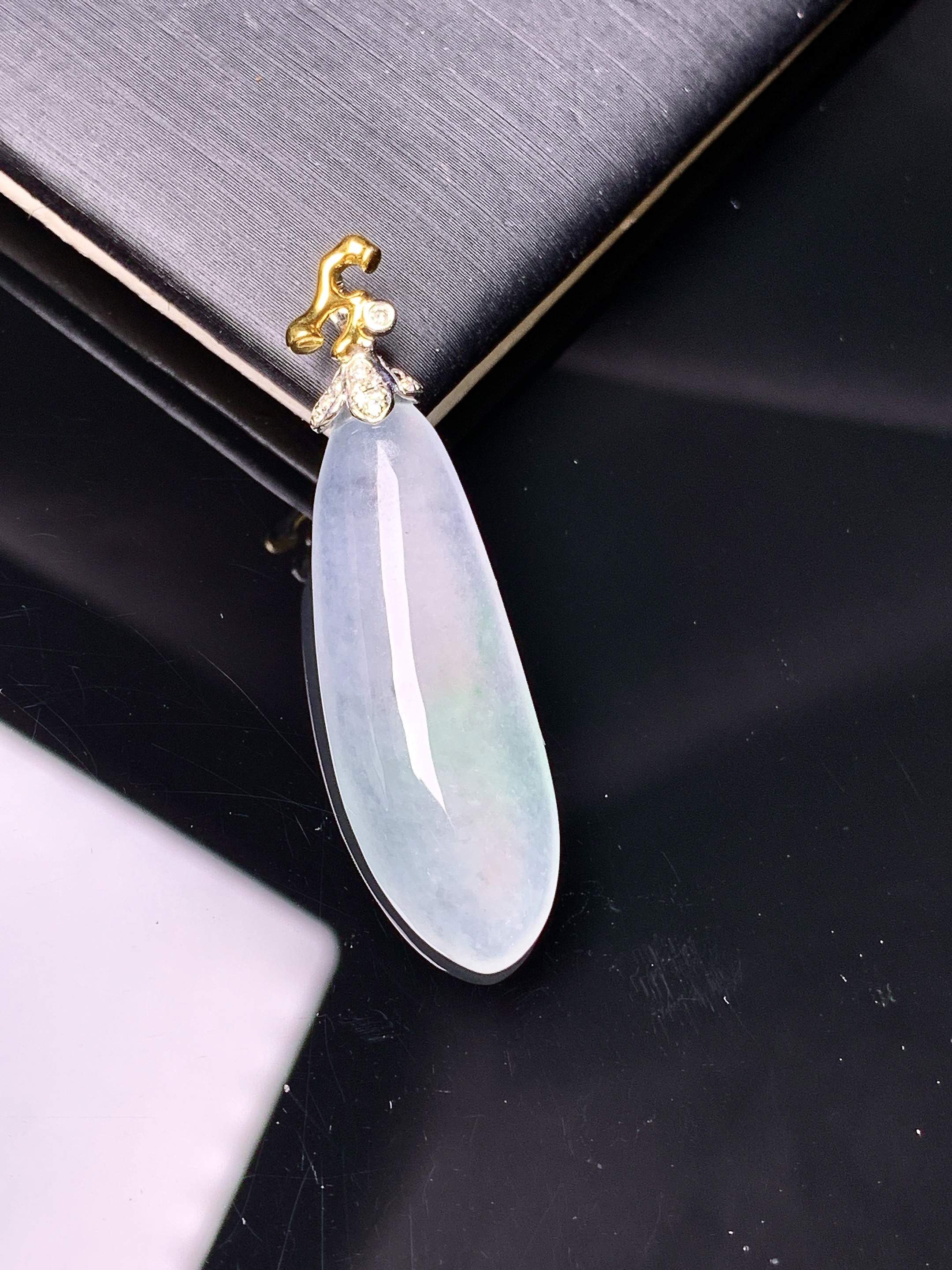 18k金钻镶嵌冰种福瓜吊坠 玉质细腻 色泽艳丽 整体尺寸38.3*10.5*5.5f1