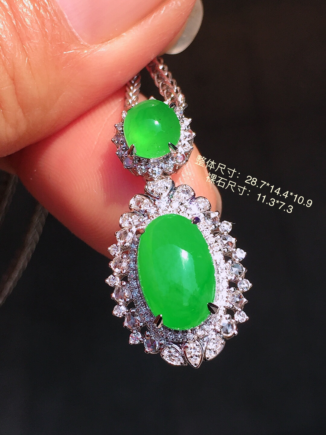 阳绿蛋面吊坠，色泽均匀艳丽，玉质细腻，荧光感超
强，饱满圆润，尽显优雅气质，18k
金豪华镶嵌