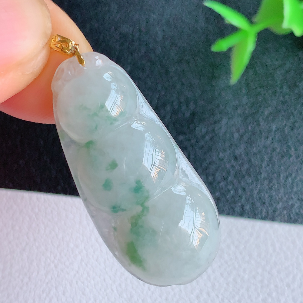 18k金扣冰润飘花福豆翡翠挂件，老种飘花  冰清玉洁  胶感十足  寓意“四季平安，福气满满”颜色鲜艳，清新自然，饱满通透   W49.9  尺寸：35.8-16.2-6mm