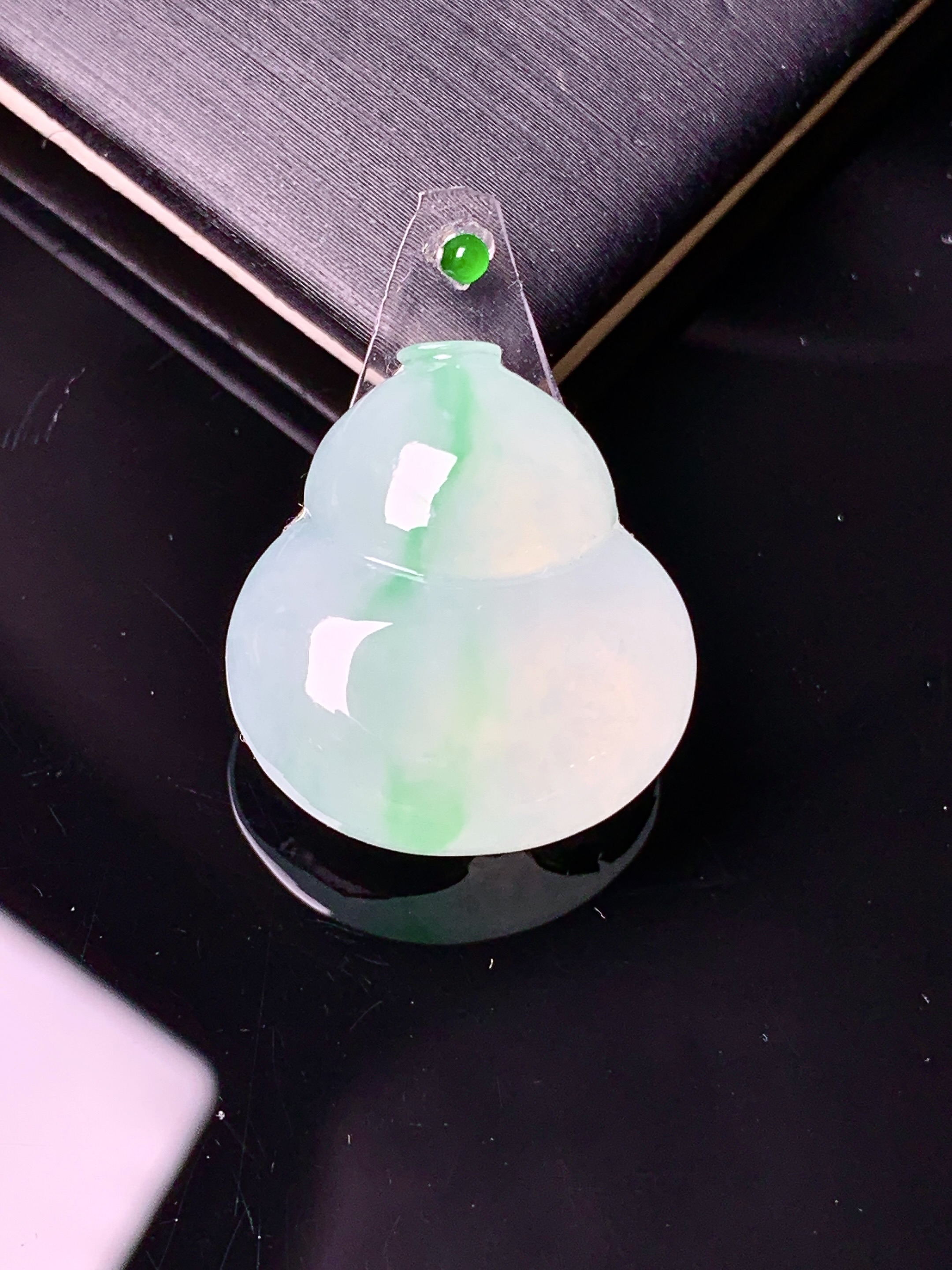 镶嵌款 飘绿葫芦吊坠 玉质细腻 色泽艳丽 整体尺寸20.6*18.8*6*2x