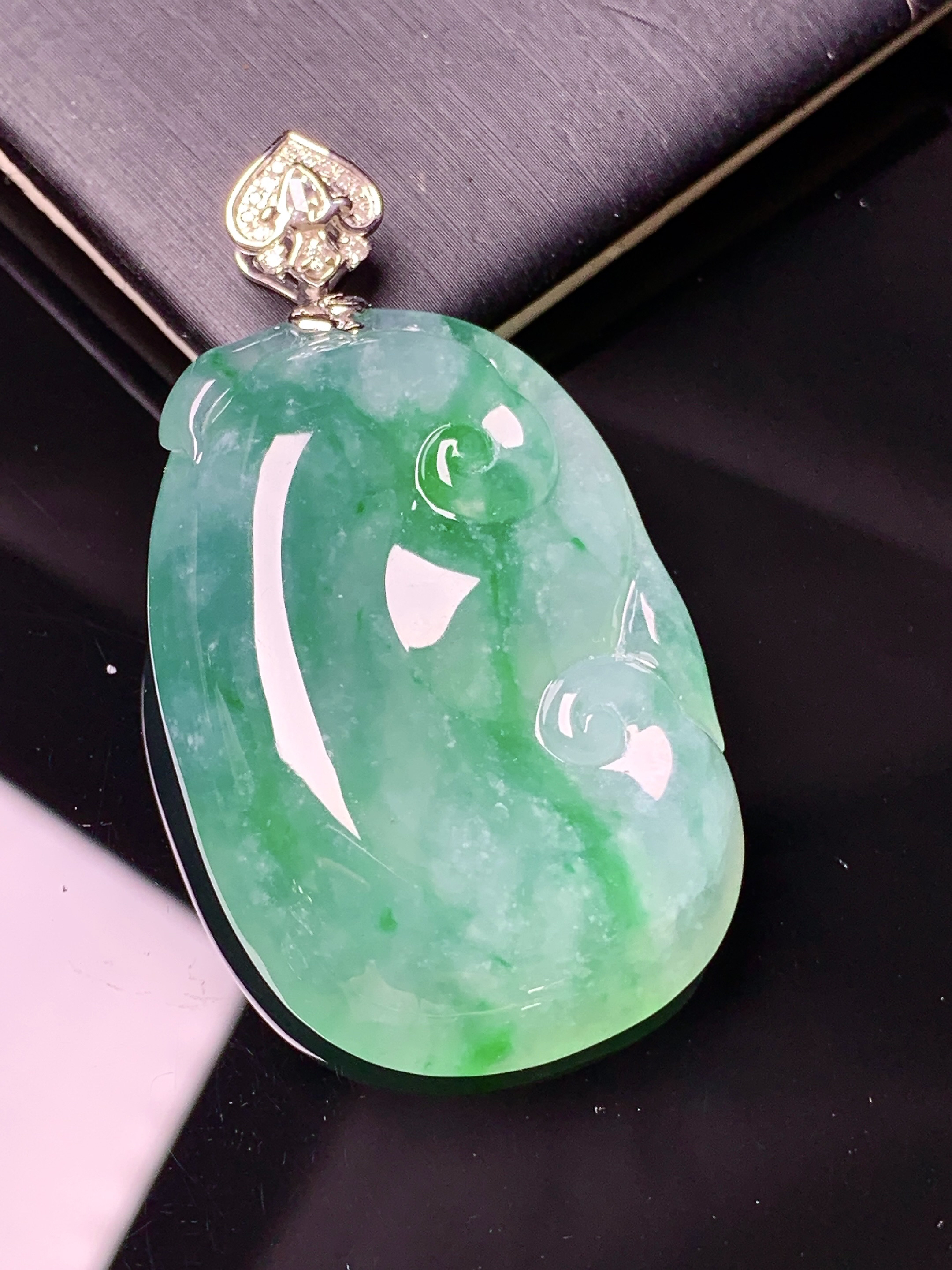 18k金钻镶嵌飘绿如意吊坠 玉质细腻 色泽艳丽 整体尺寸49*26.3*8.2f1