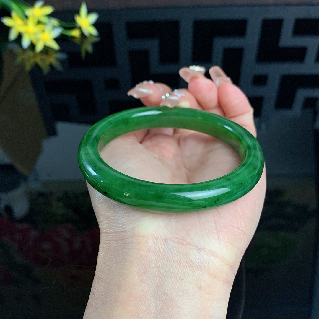 和田玉61圈口阳绿色碧玉手镯！玉质细腻油润 底色纯净 无裂无棉 脂粉好，品质高。
