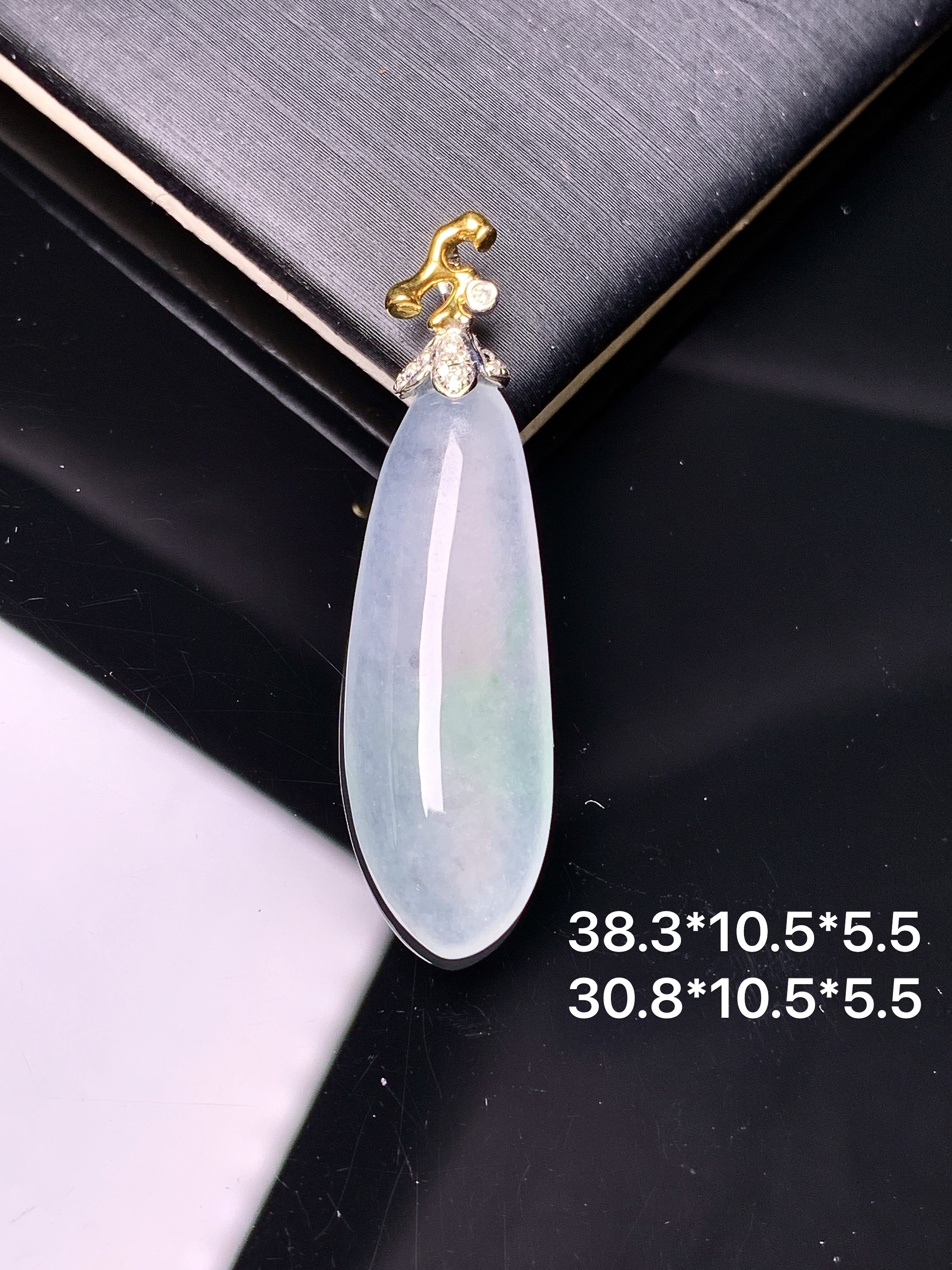 18k金钻镶嵌冰种福瓜吊坠 玉质细腻 色泽艳丽 整体尺寸38.3*10.5*5.5f1