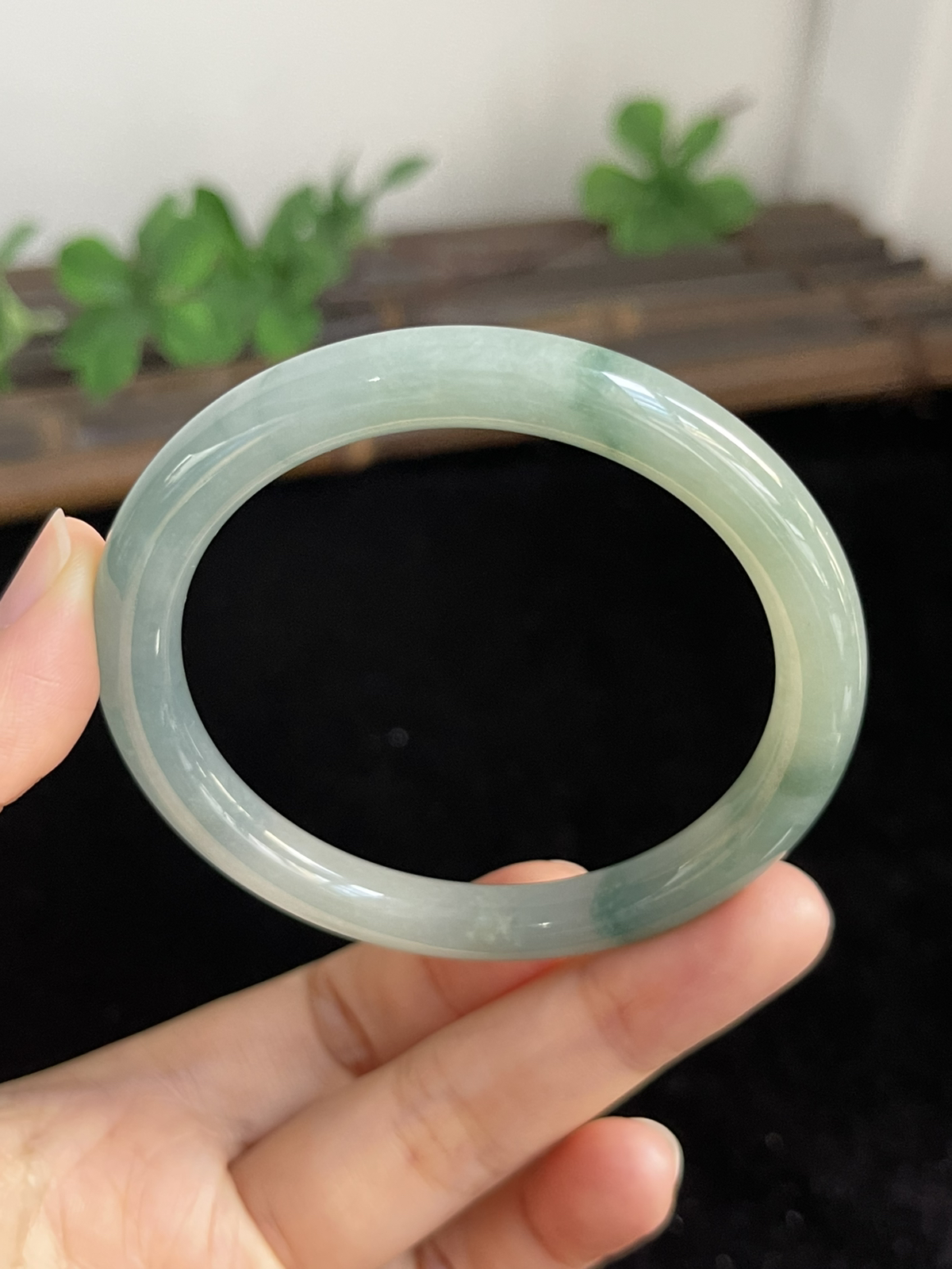 圆镯53.5圈口，翡翠冰糯种飘绿手镯