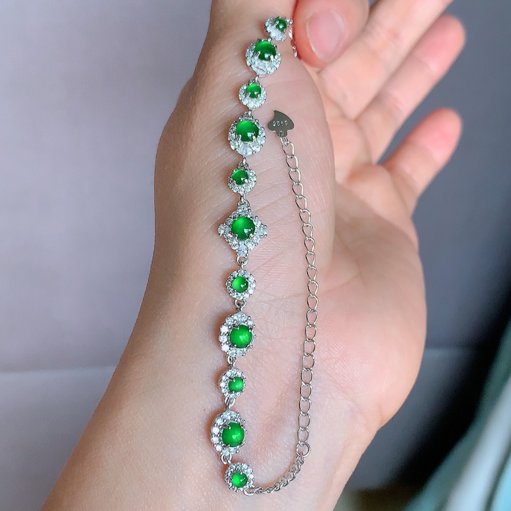 冰润满绿翡翠蛋面手链，水水润润，珠圆玉润，颜色鲜艳，妙明清净，清秀高雅，佩戴效果优雅迷人！性价比超值 W502.12  取一尺寸：13-9-4.8mm    裸石尺寸：4mm