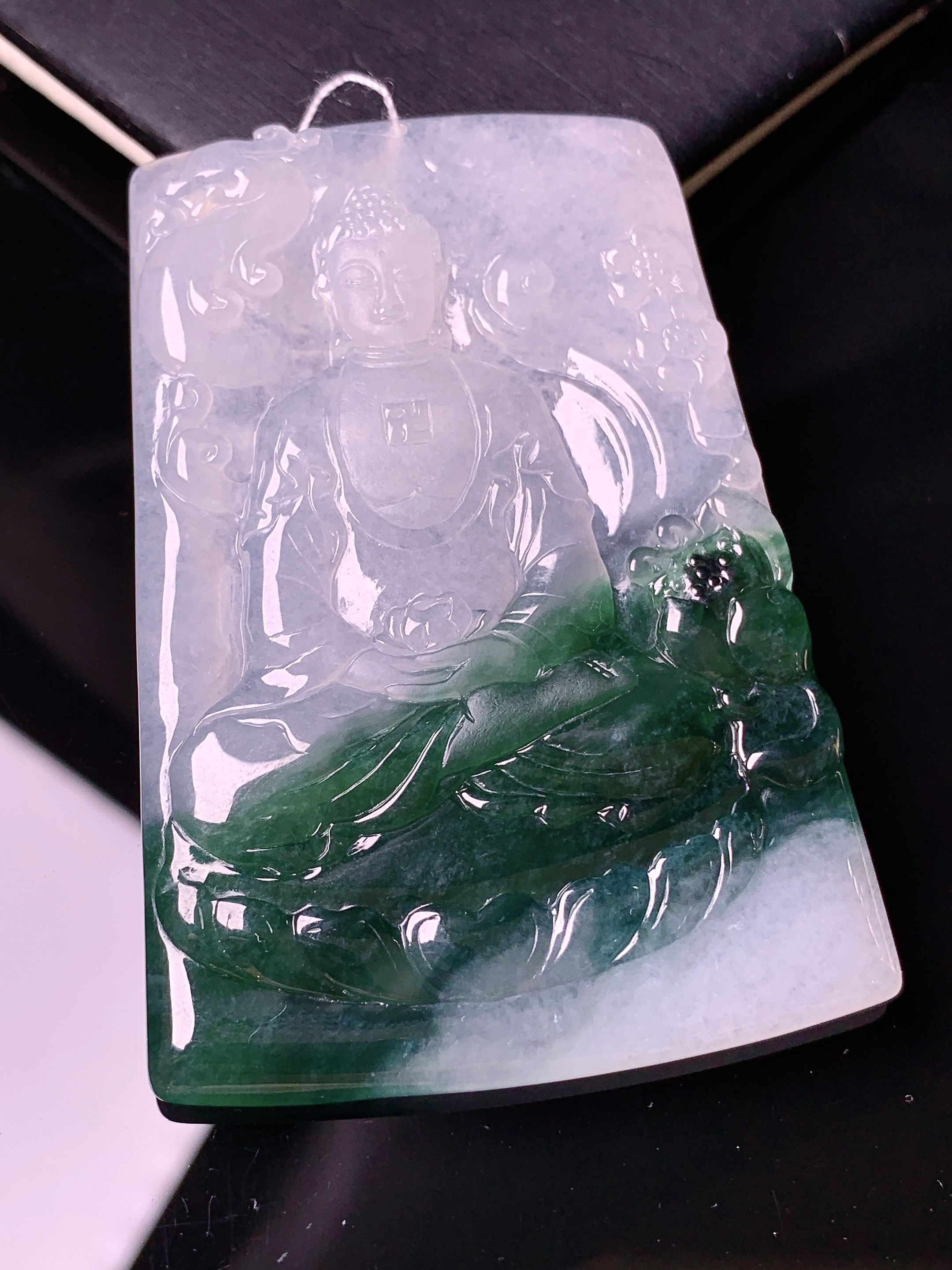 飘绿观音菩萨吊坠 玉质细腻 色泽艳丽 整体尺寸64.5*45.2*5.2d1