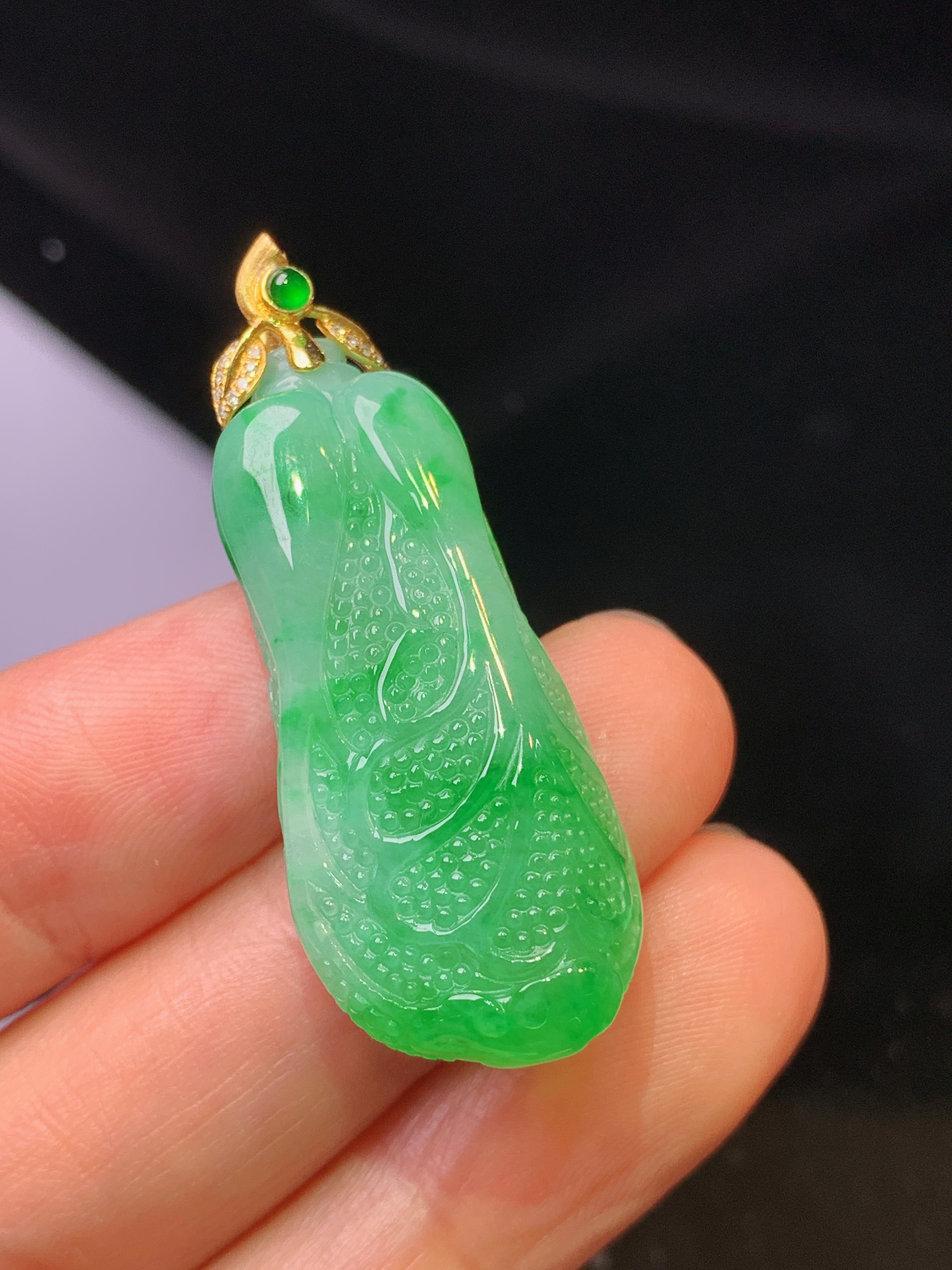 18k金钻镶嵌飘绿白菜吊坠 玉质细腻 色泽艳丽 整体尺寸40.5*16.2*9.8x1