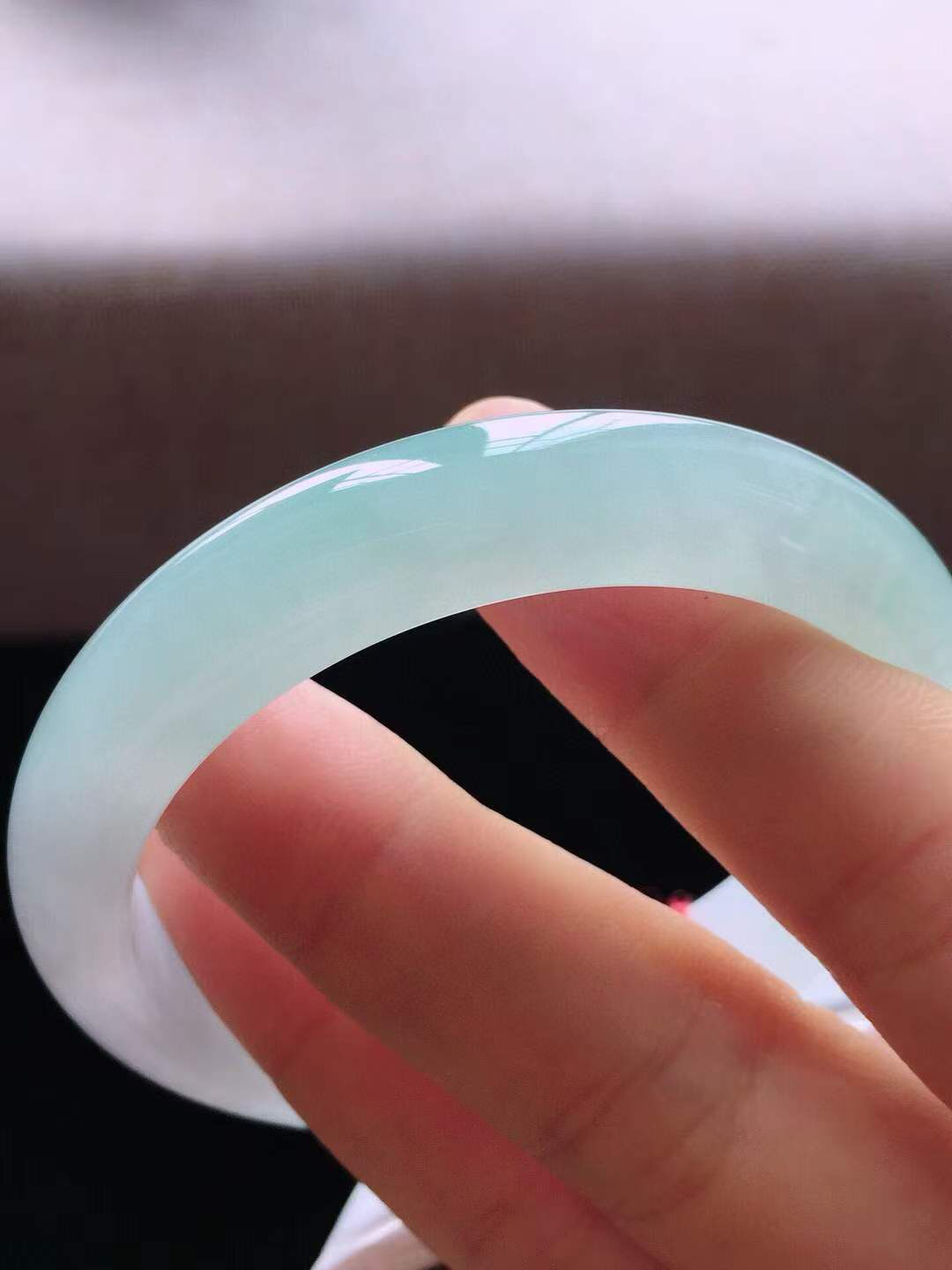 【翡翠名称】老坑种冰晴底色53正圈口手镯
【翡翠尺寸】53*11*7.5mm适合52-54正圈口佩戴
【翡翠描述】宝贝种老水足，玉质细腻，色泽靓丽，性价比高，佩戴效果好！
【其它赠送】权威证书/精美挂绳盒子/支持全国复检