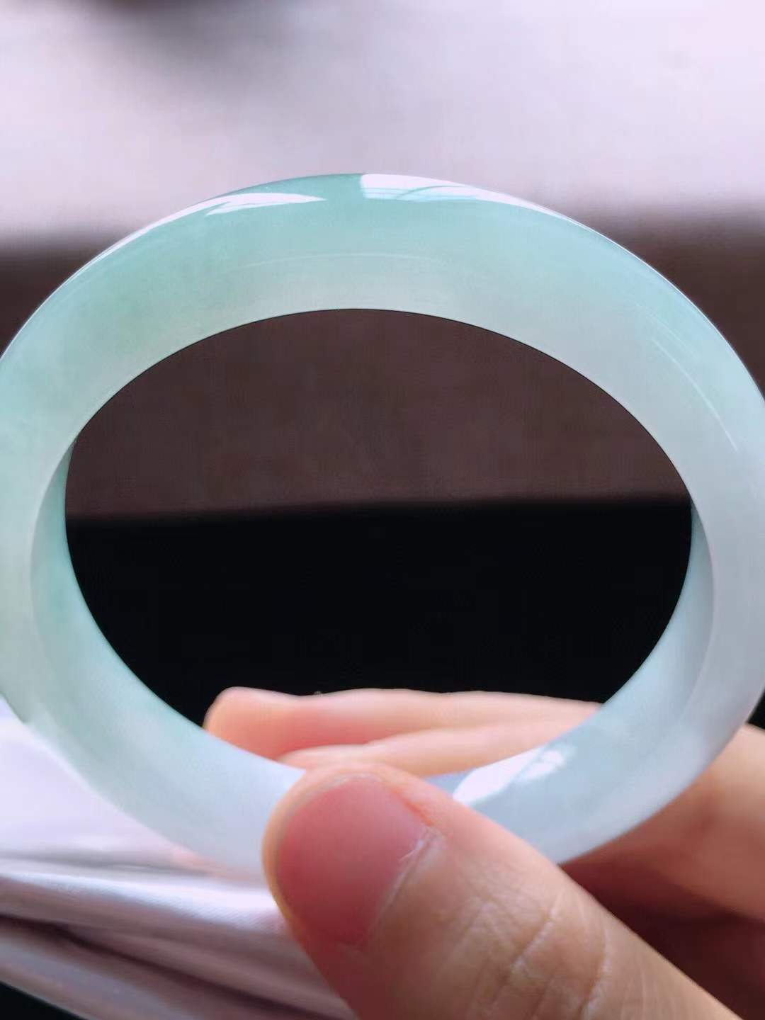 【翡翠名称】老坑种冰晴底色53正圈口手镯
【翡翠尺寸】53*11*7.5mm适合52-54正圈口佩戴
【翡翠描述】宝贝种老水足，玉质细腻，色泽靓丽，性价比高，佩戴效果好！
【其它赠送】权威证书/精美挂绳盒子/支持全国复检