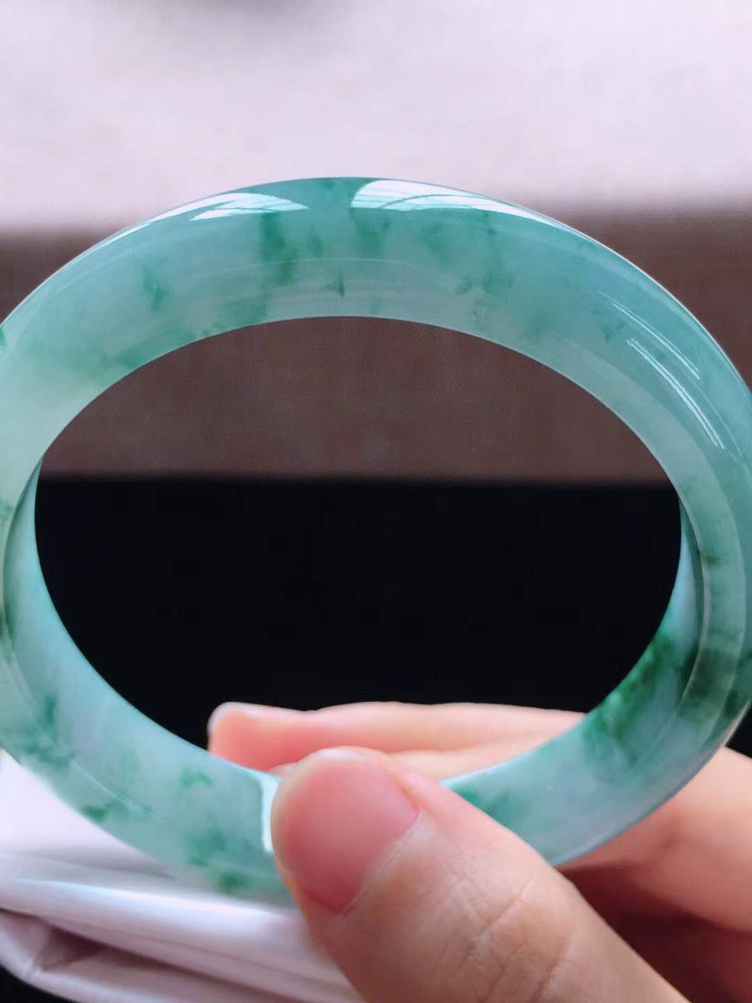 【翡翠名称】老种冰紫飘花59正圈口手镯
【翡翠尺寸】59*12*8mm适合58-60正圈口佩戴
【翡翠描述】宝贝种老水足，玉质细腻，色泽靓丽，性价比高，佩戴效果好！
【其它赠送】权威证书/精美挂绳盒子/支持全国复检