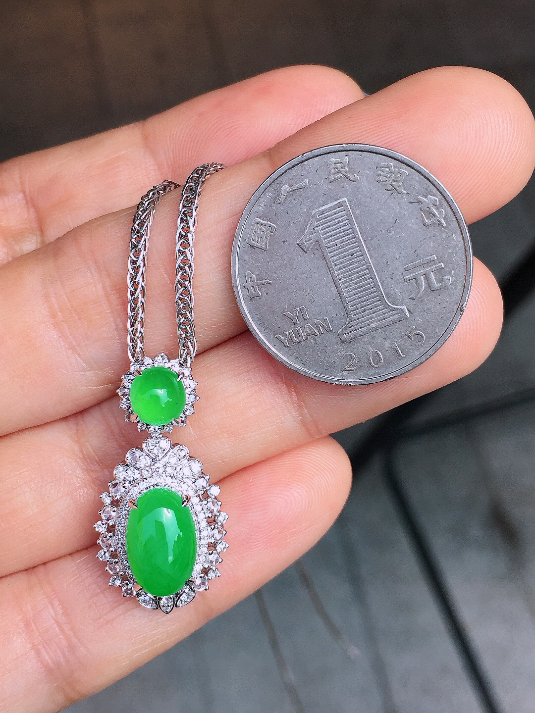 阳绿蛋面吊坠，色泽均匀艳丽，玉质细腻，荧光感超
强，饱满圆润，尽显优雅气质，18k
金豪华镶嵌