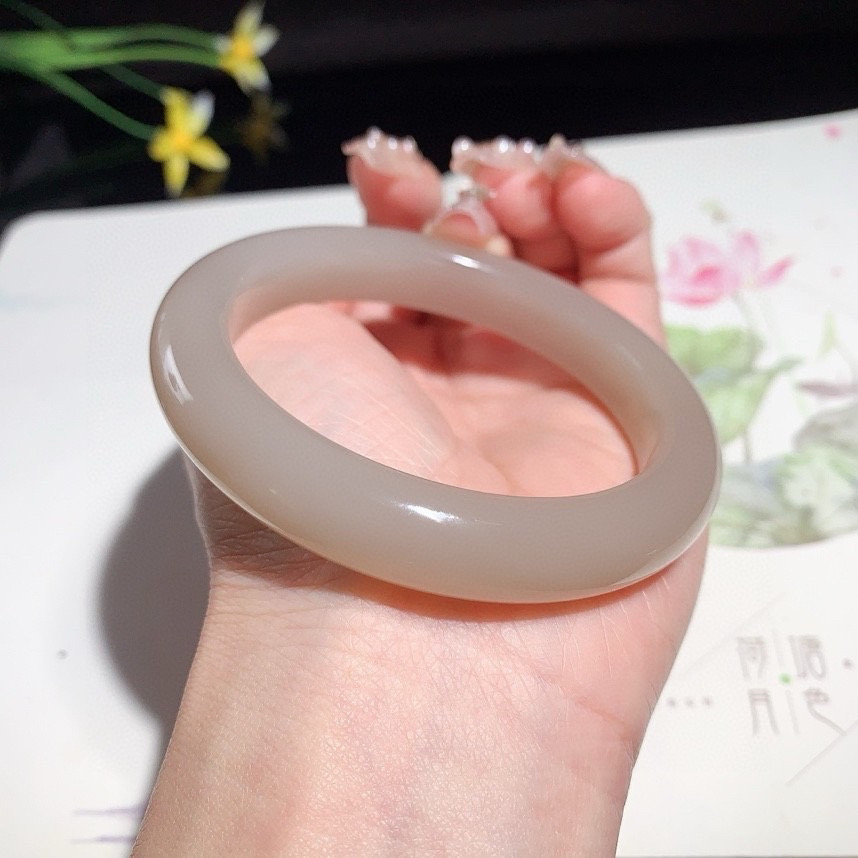 和田玉57圈口藕粉色手镯，玉质细腻油润 底色纯净 脂粉好，品质好！