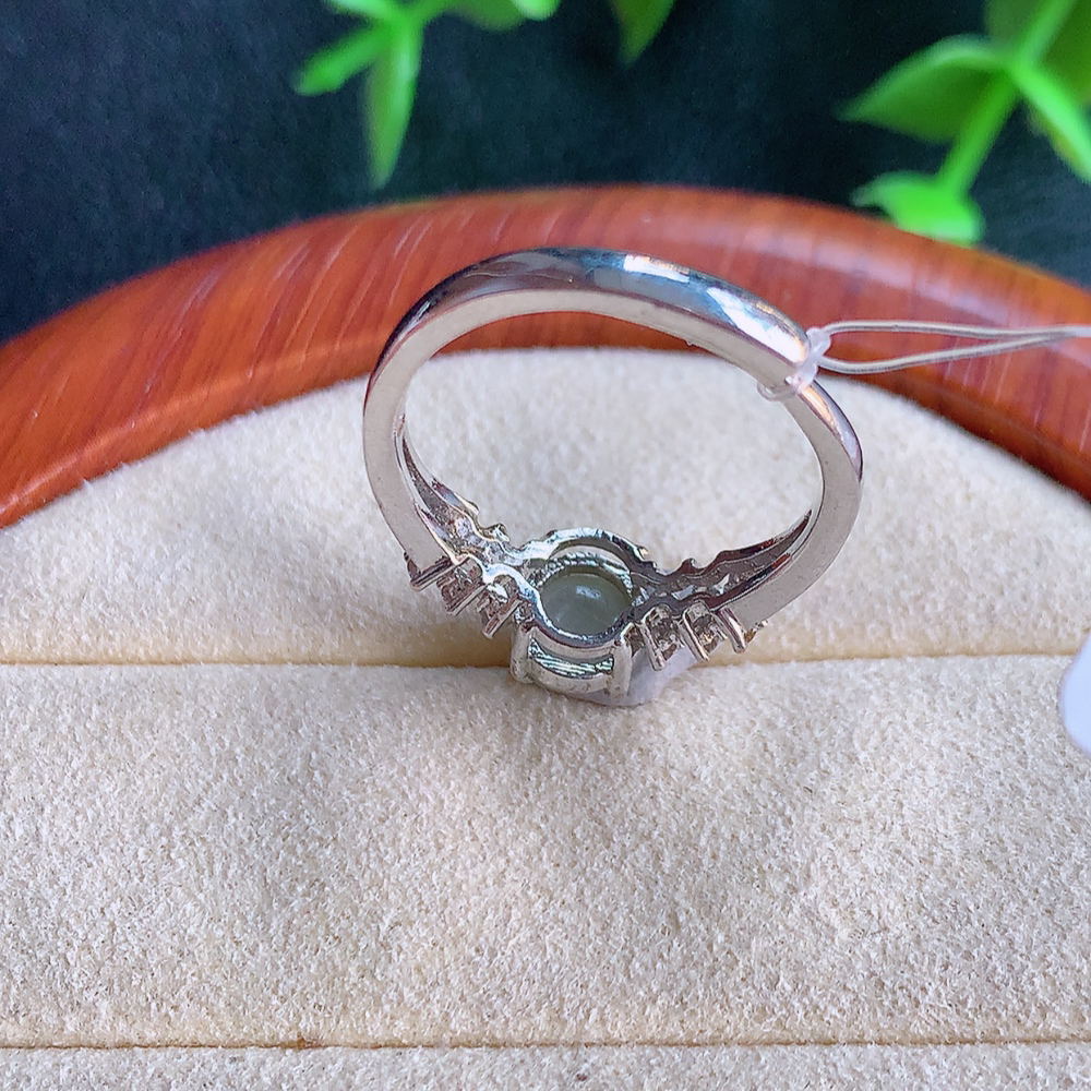 冰润精美环形翡翠戒指  玉质细腻  冰清玉润    颜色漂亮  W49.15   内径尺寸：17.5mm  裸石尺寸：6.2mm