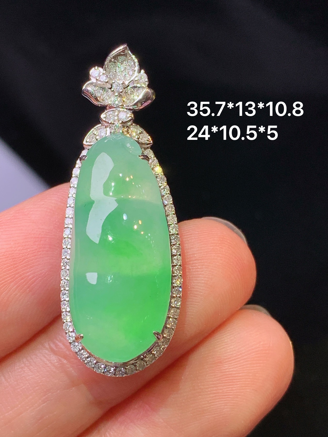 18k金钻镶嵌翠绿四季豆吊坠 玉质细腻 色泽艳丽 整体尺寸35.7*13*10.8f1