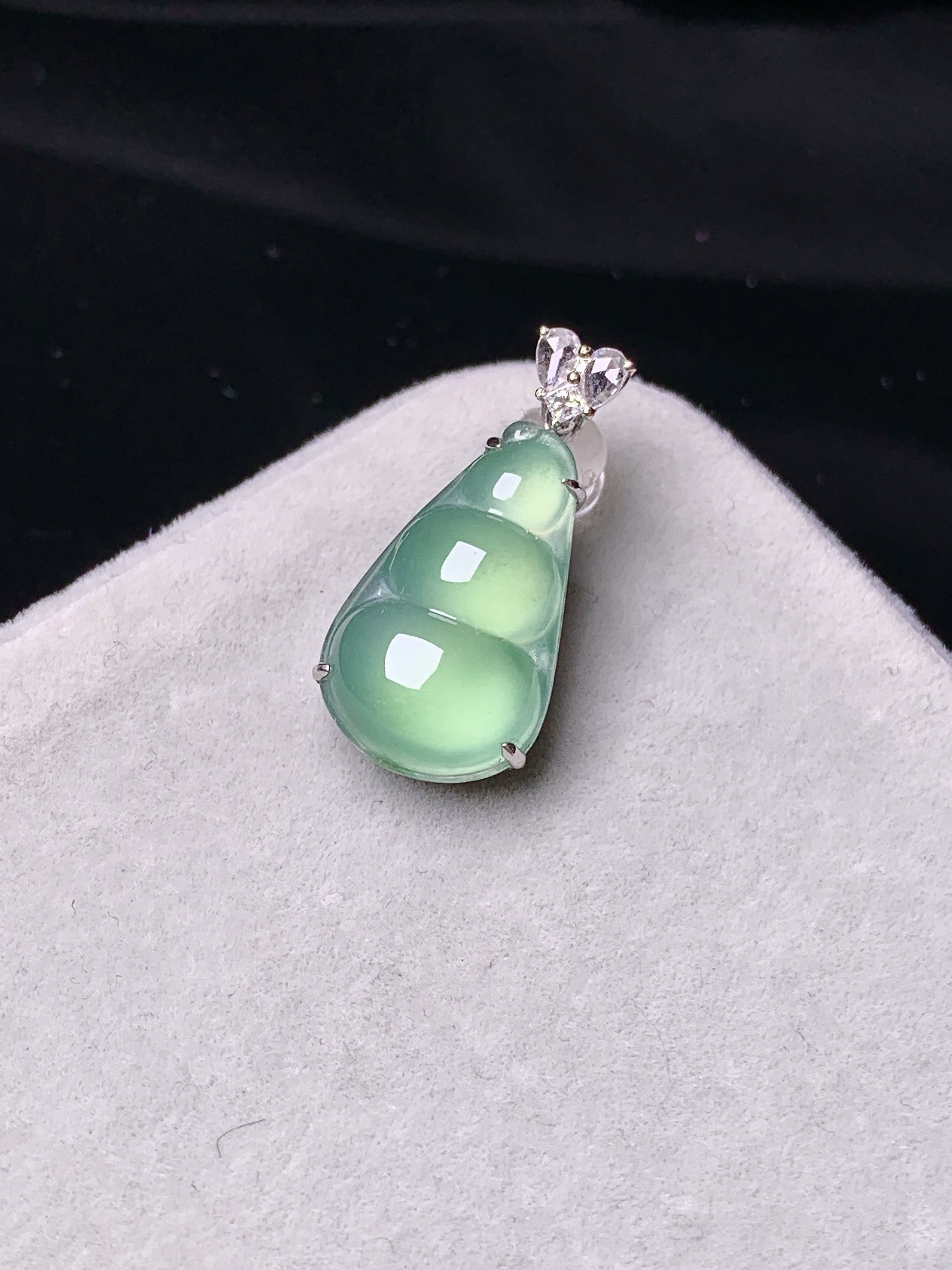 18k金钻镶嵌晴绿四季豆吊坠 玉质细腻 色泽艳丽 整体尺寸21.8*10.5*6.5y5