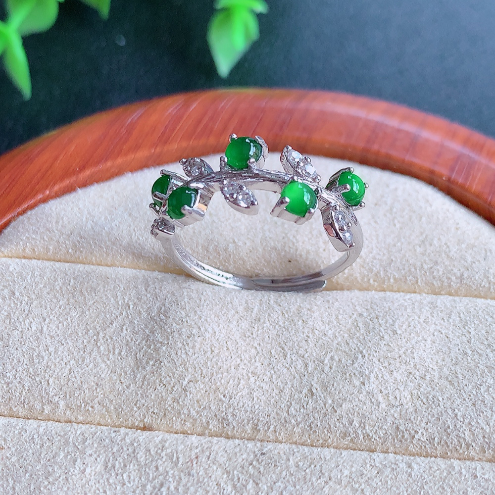 冰润满绿精美环形翡翠戒指  玉质细腻  冰清玉润  飘花灵动  颜色漂亮  W502.12 内径尺寸：18-7.8-3.2mm  裸石尺寸：3mm