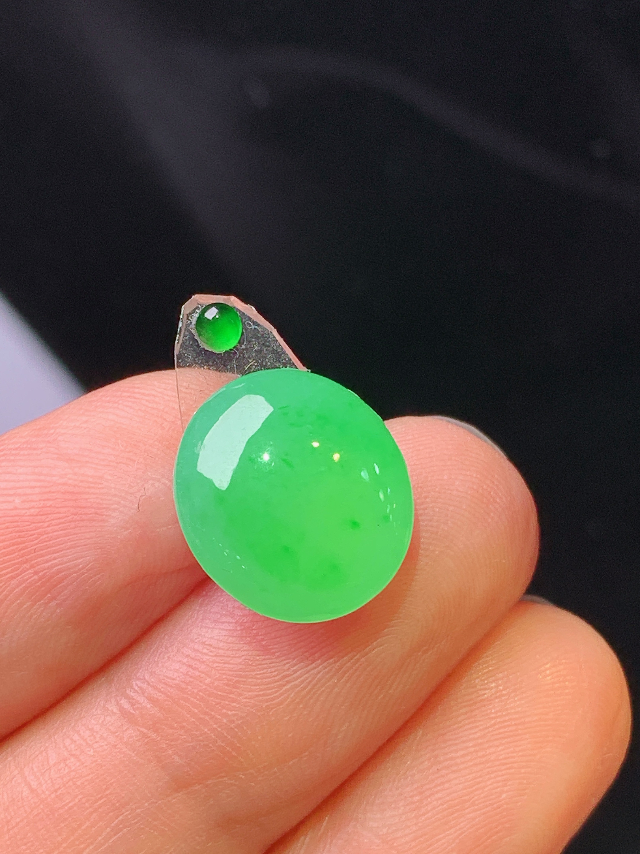 镶嵌款 翠绿蛋面吊坠 玉质细腻 色泽艳丽 整体尺寸13.2*12*4.6*2x