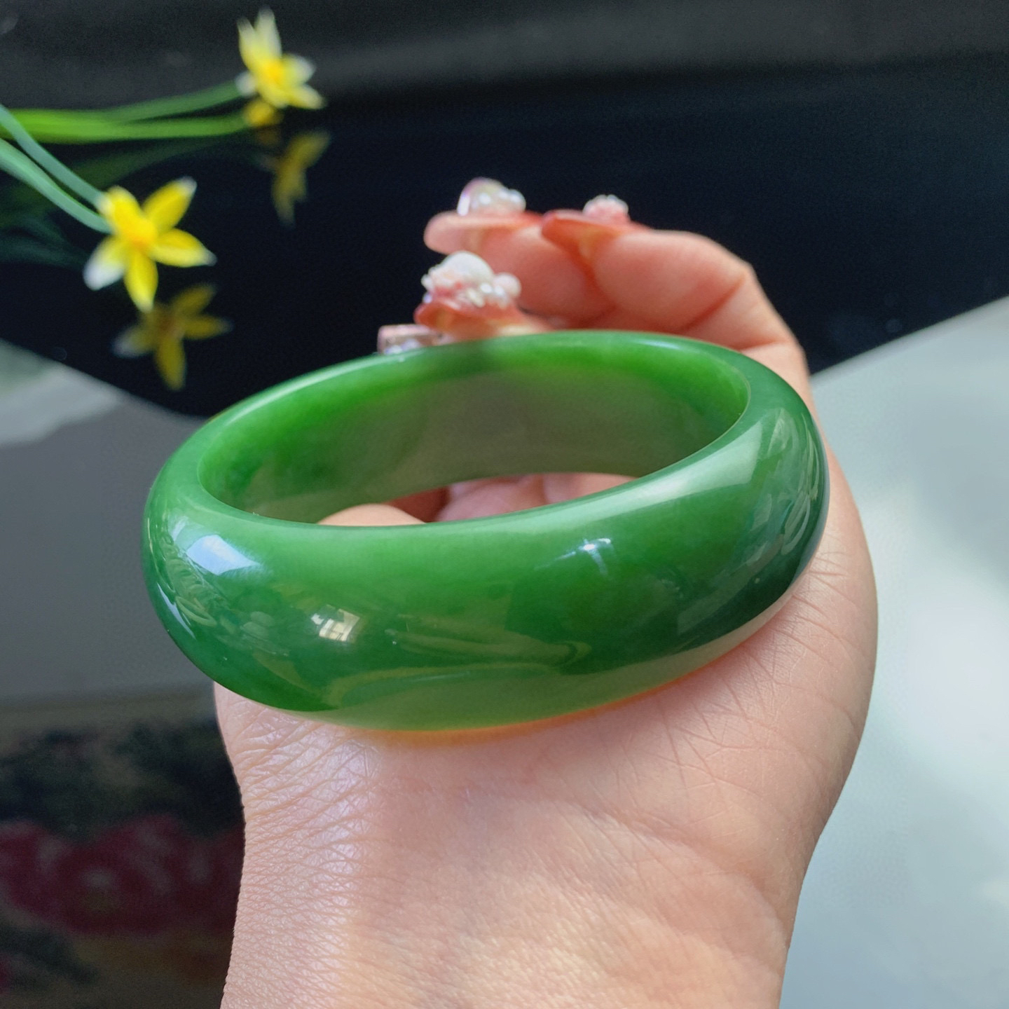 珍藏品，和田玉碧玉58圈口阳绿色宽版手镯，玉质细腻油润 底色纯净 脂粉好，品质好