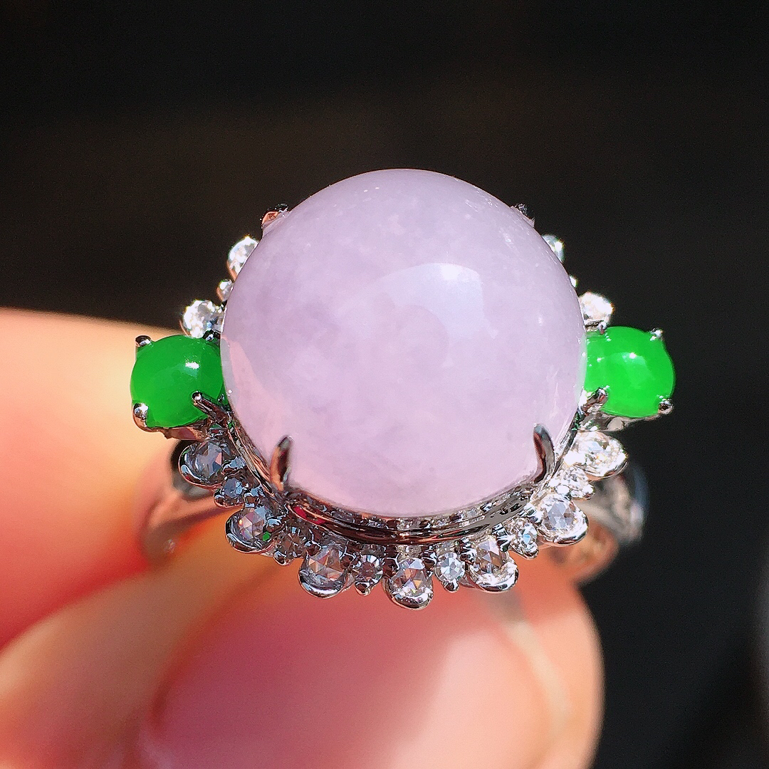 淡紫罗兰蛋面戒指，色泽均匀艳丽，玉质细腻，荧光感超
强，饱满圆润，尽显优雅气质，18k
金豪华镶嵌