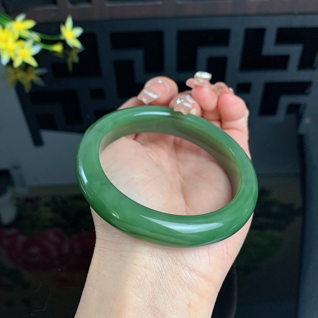 和田玉碧玉60圈口菠菜绿碧玉手镯！玉质细腻油润 底色纯净 无裂无棉 脂粉好，品质高。