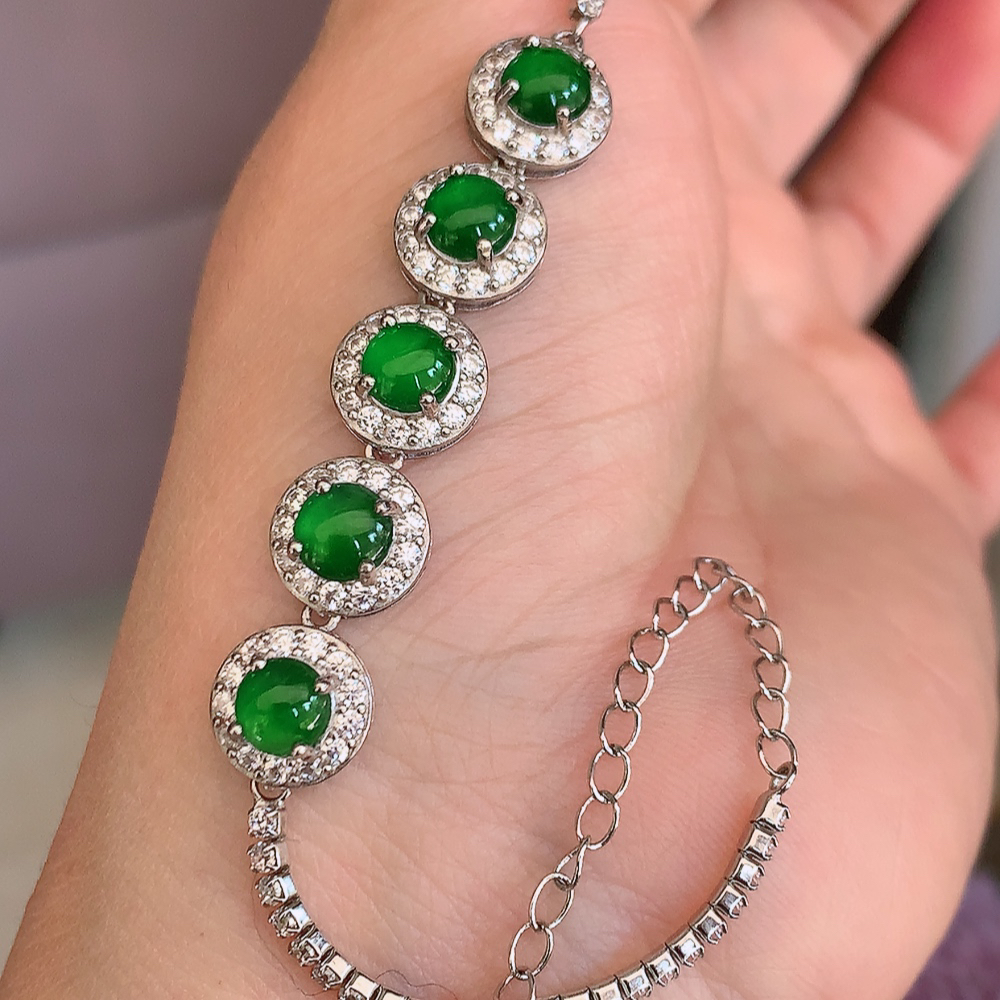 冰润满绿翡翠蛋面手链，水水润润，珠圆玉润，颜色鲜艳，妙明清净，清秀高雅，佩戴效果优雅迷人！性价比超值 W815.12  取一尺寸：9.6-5.5mm    裸石尺寸：5.5mm