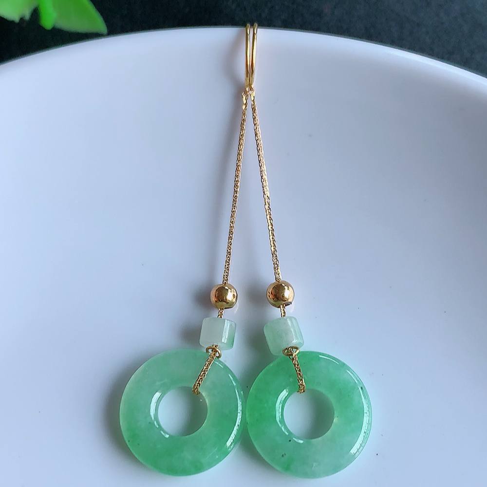 18k金冰透翡翠耳坠，自然光实拍，翠色灵动，颜色漂亮，种老水足，品相佳，佩戴佳品！W41.12  取