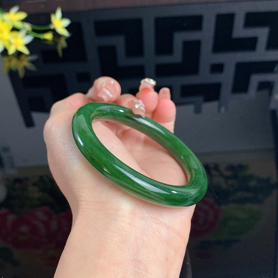 和田玉54.5圈口菠菜绿圆条碧玉手镯！玉质细腻油润 底色纯净 无裂无棉 脂粉好，品质高。