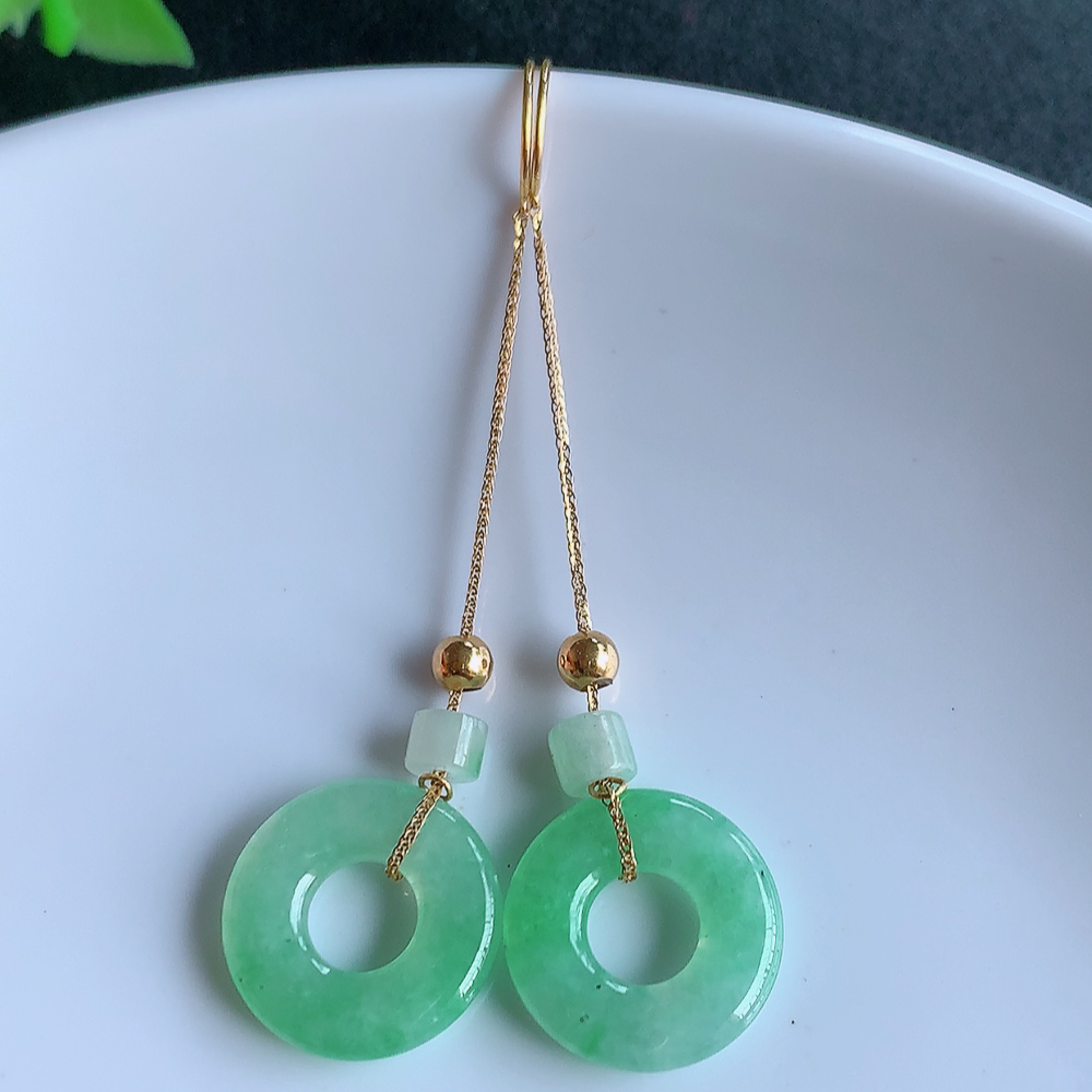 18k金冰透翡翠耳坠，自然光实拍，翠色灵动，颜色漂亮，种老水足，品相佳，佩戴佳品！W41.12  取一尺寸：12.6-2.6mm