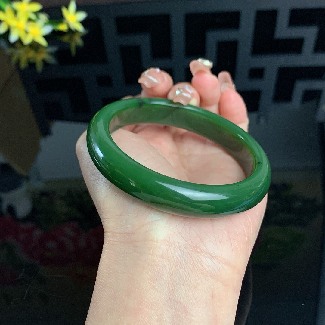 和田玉61圈口菠菜绿碧玉手镯！玉质细腻油润 底色纯净 无纹裂 脂粉好，品质高。