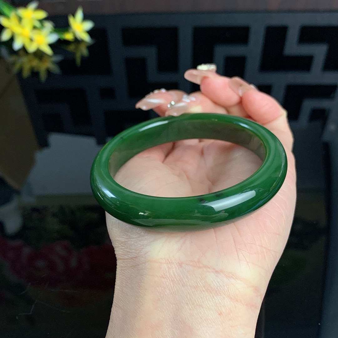 和田玉61圈口菠菜绿碧玉手镯！玉质细腻油润 底色纯净 无纹裂 脂粉好，品质高。