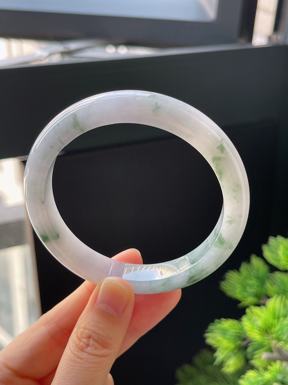 正圈60圈口，翡翠冰糯飘绿手镯