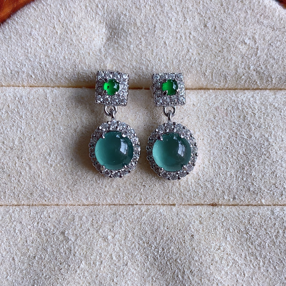 冰晴水翡翠耳坠，自然光实拍，颜色漂亮，种老水足，品相佳，佩戴佳品！W502.12  取一尺寸： 15.8-7.8-4.8mm  裸石尺寸：5.8mm