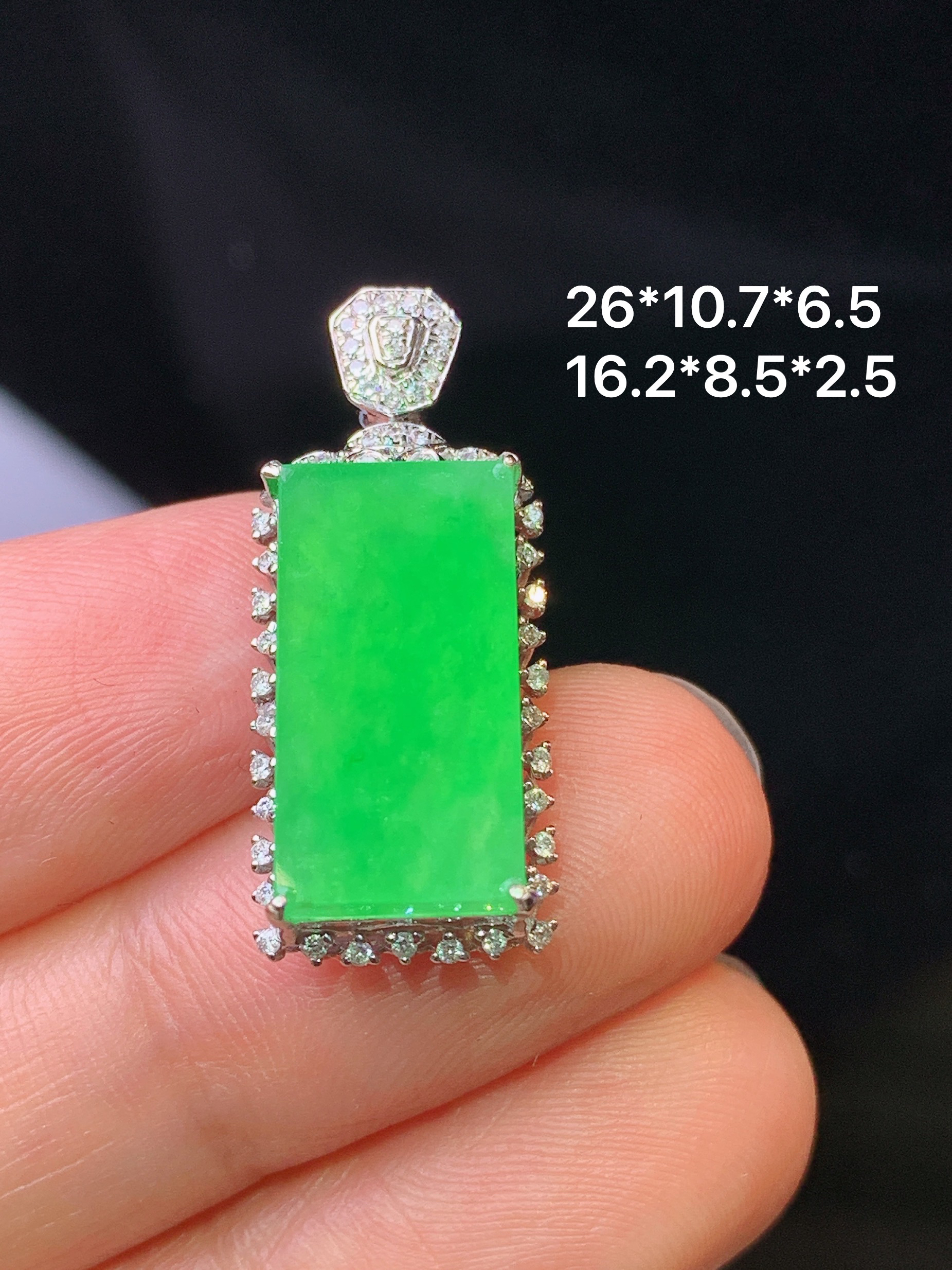 18k金钻镶嵌翠绿无事牌吊坠 玉质细腻 色泽艳丽 整体尺寸26*10.7*6.5j2