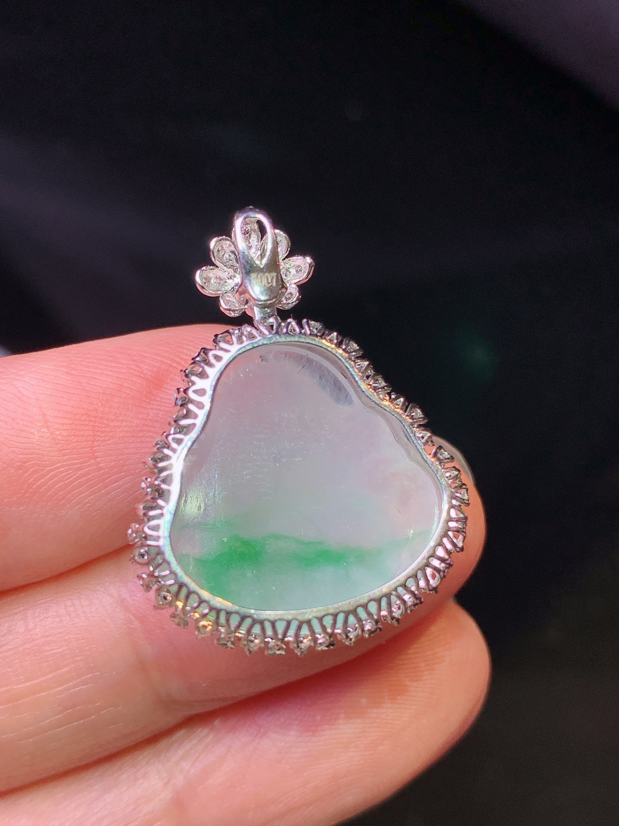 18k金钻镶嵌飘绿佛公吊坠 玉质细腻 色泽艳丽 整体尺寸27.2*20.7*9.8j2