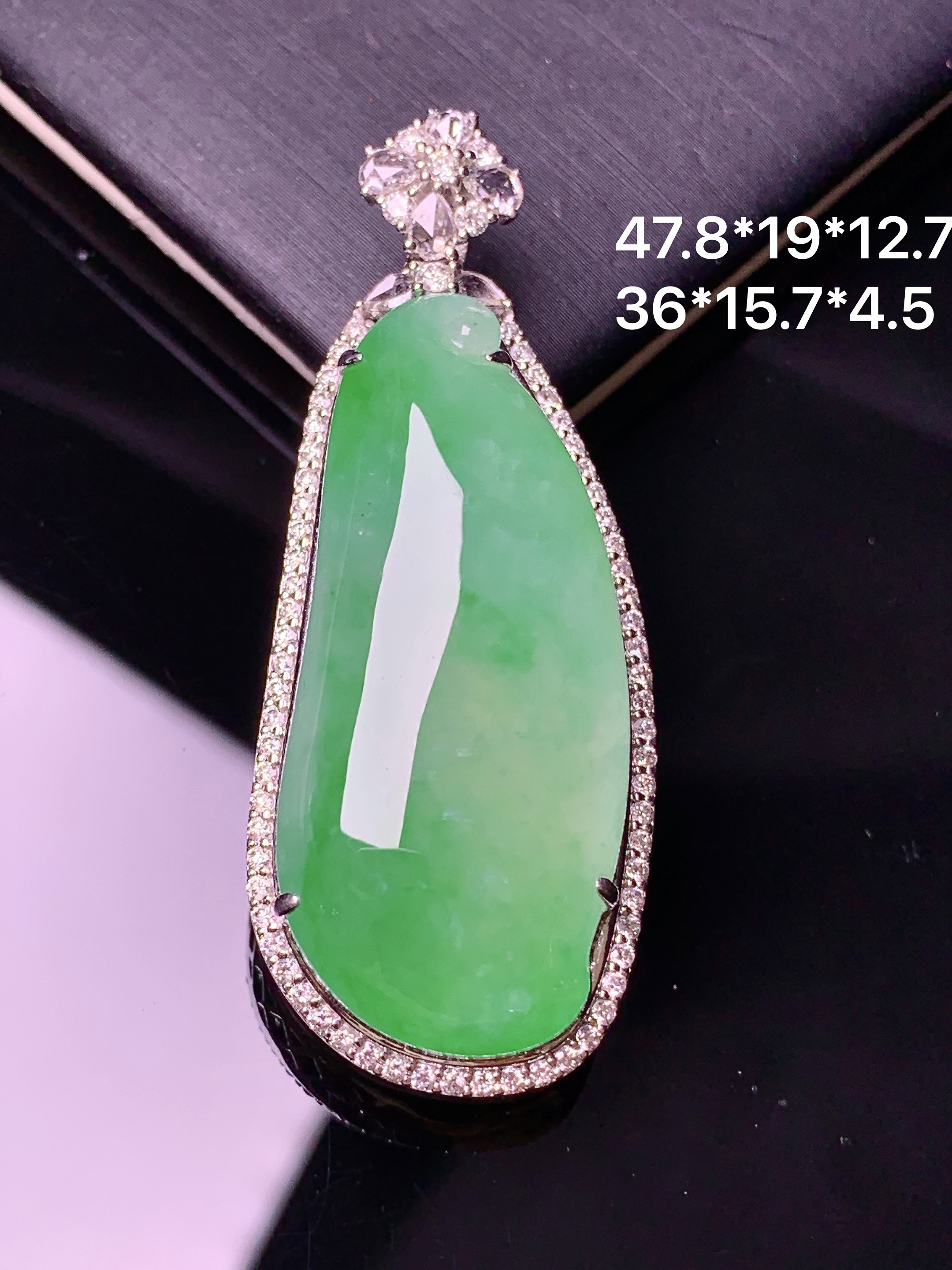 18k金钻镶嵌翠绿福瓜吊坠 玉质细腻 色泽艳丽 整体尺寸47.8*19*12.7f1