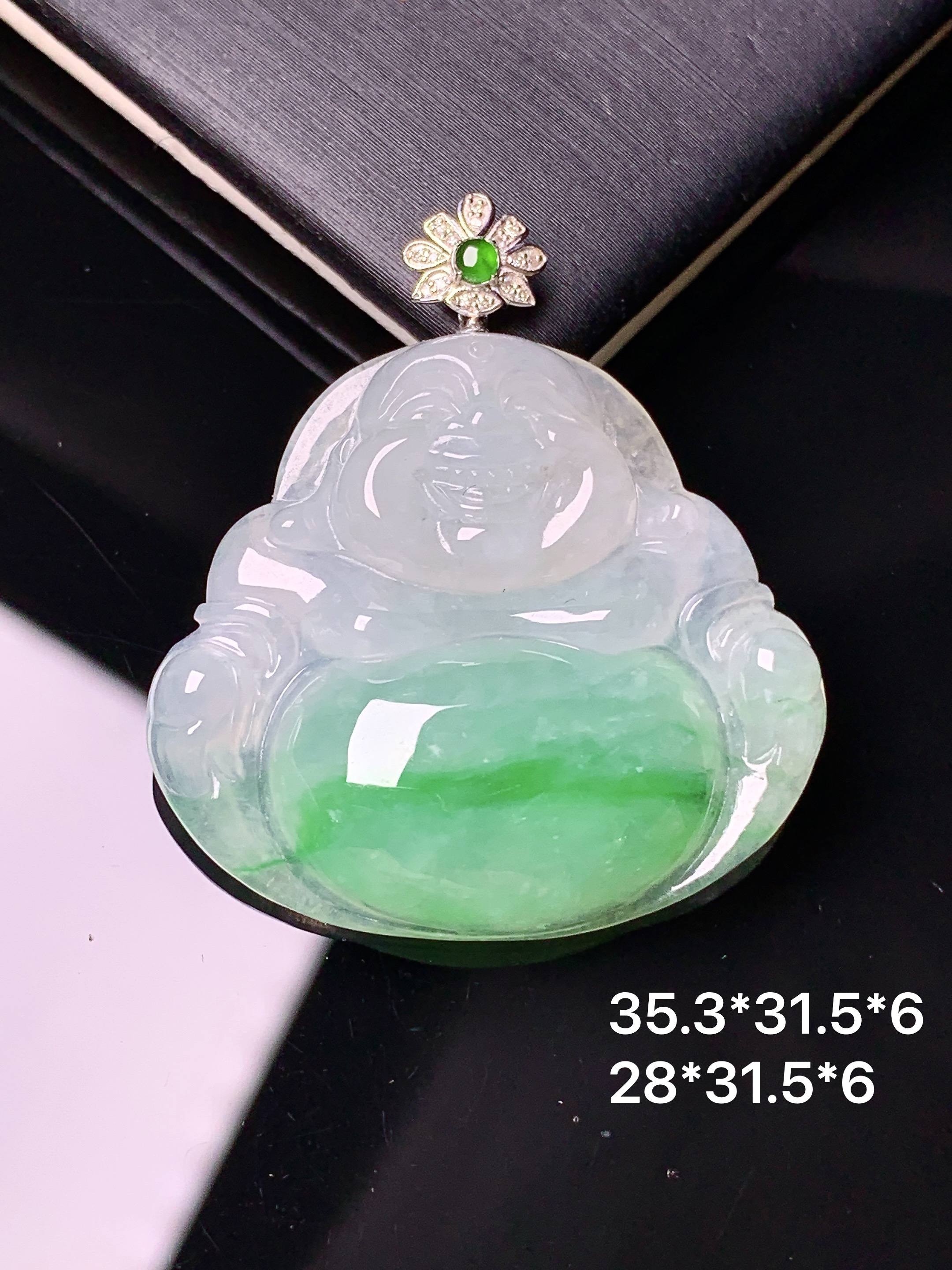 18k金钻镶嵌飘绿佛公吊坠 玉质细腻 色泽艳丽 整体尺寸35.3*31.5*6x1
