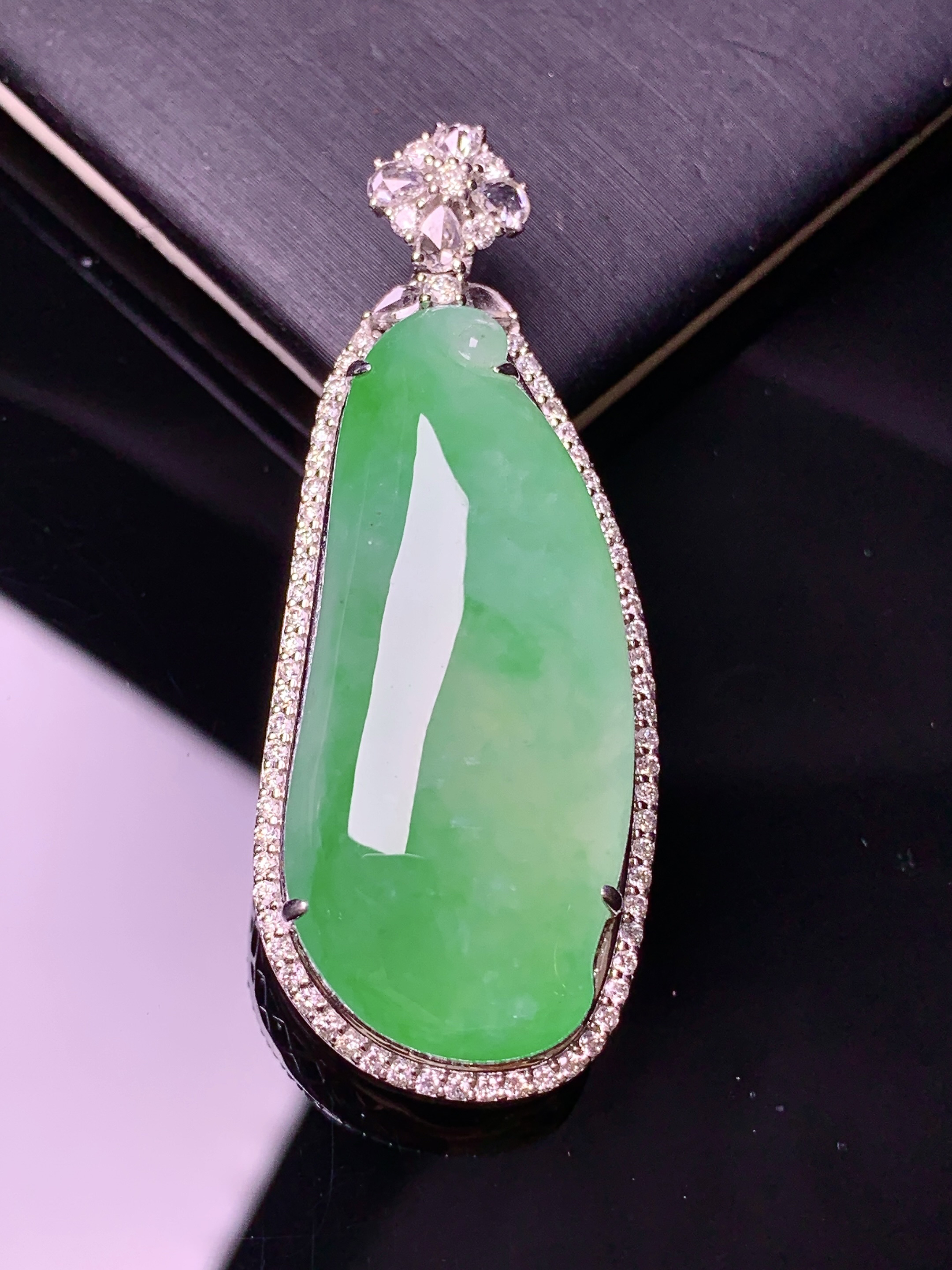 18k金钻镶嵌翠绿福瓜吊坠 玉质细腻 色泽艳丽 整体尺寸47.8*19*12.7f1