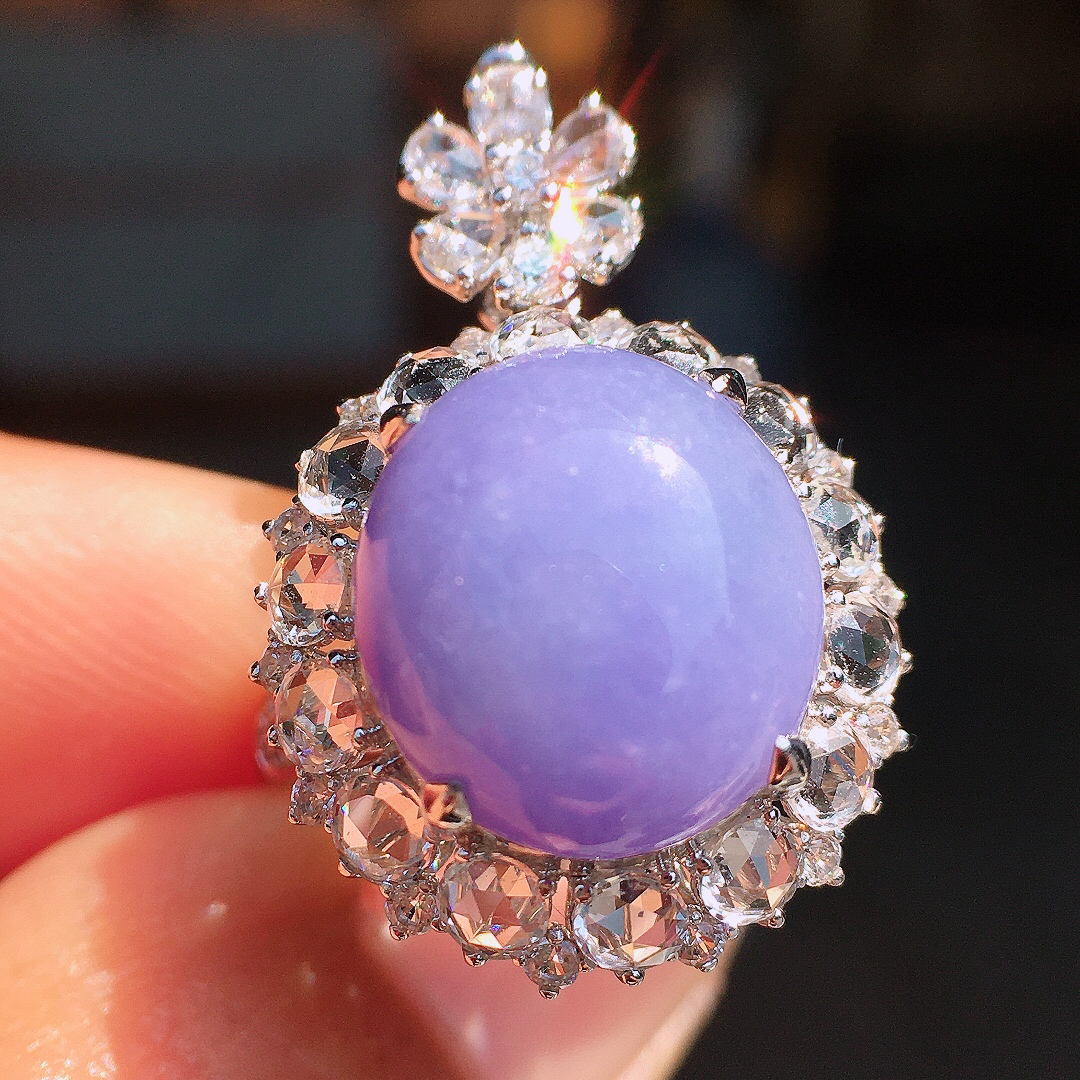 紫罗兰蛋面戒指/吊坠两用款，色泽均匀艳丽，玉质细腻，荧光感超
强，饱满圆润，尽显优雅气质，18k
金豪华镶嵌