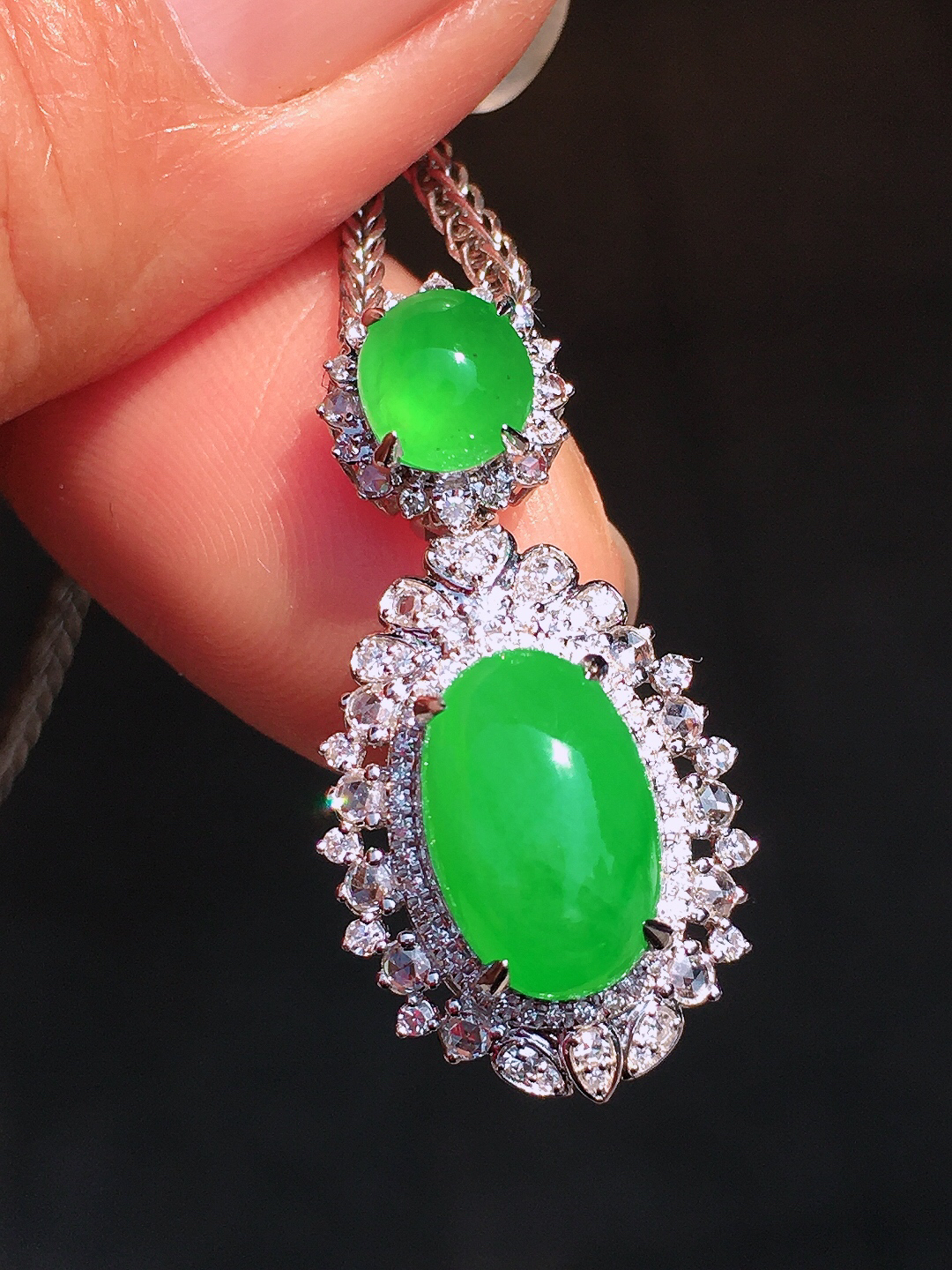 阳绿蛋面吊坠，色泽均匀艳丽，玉质细腻，荧光感超
强，饱满圆润，尽显优雅气质，18k
金豪华镶嵌