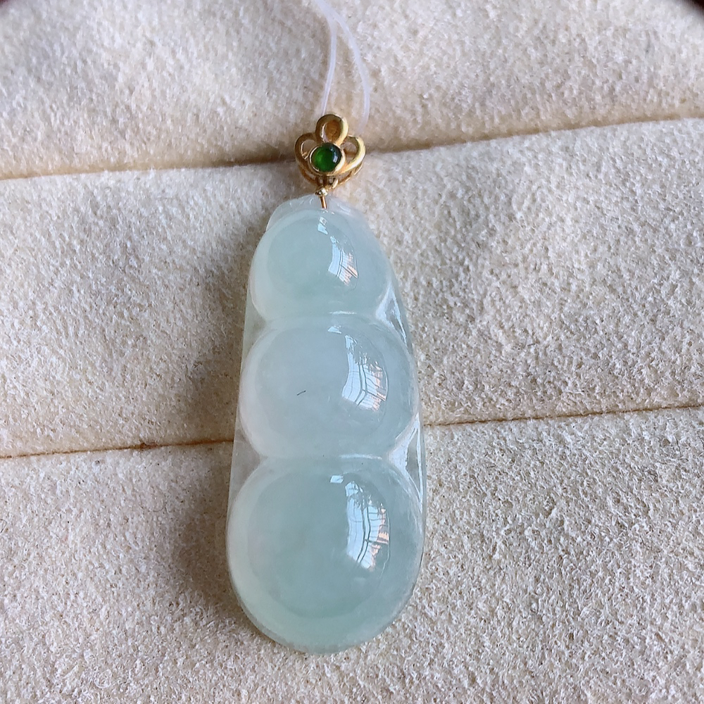 18k金扣冰润福豆翡翠挂件，老种 冰清玉洁  胶感十足  寓意“四季平安，福气满满”颜色鲜艳，清新自然，饱满通透   W49.12  尺寸：21.8-11.8-6.8mm