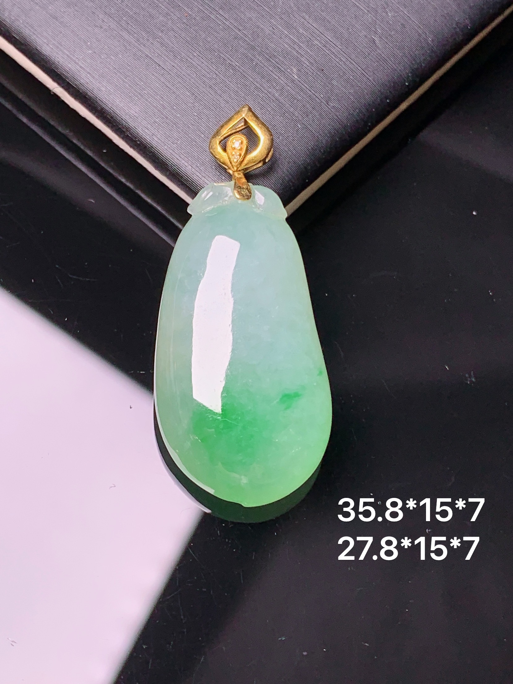 18k金镶嵌飘绿福瓜吊坠 玉质细腻 色泽艳丽 整体尺寸35.8*15*7m1