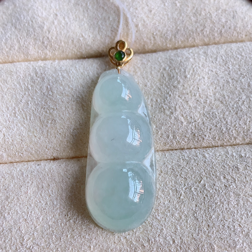 18k金扣冰润福豆翡翠挂件，老种 冰清玉洁  胶感十足  寓意“四季平安，福气满满”颜色鲜艳，清新自然，饱满通透   W49.12  尺寸：21.8-11.8-6.8mm
