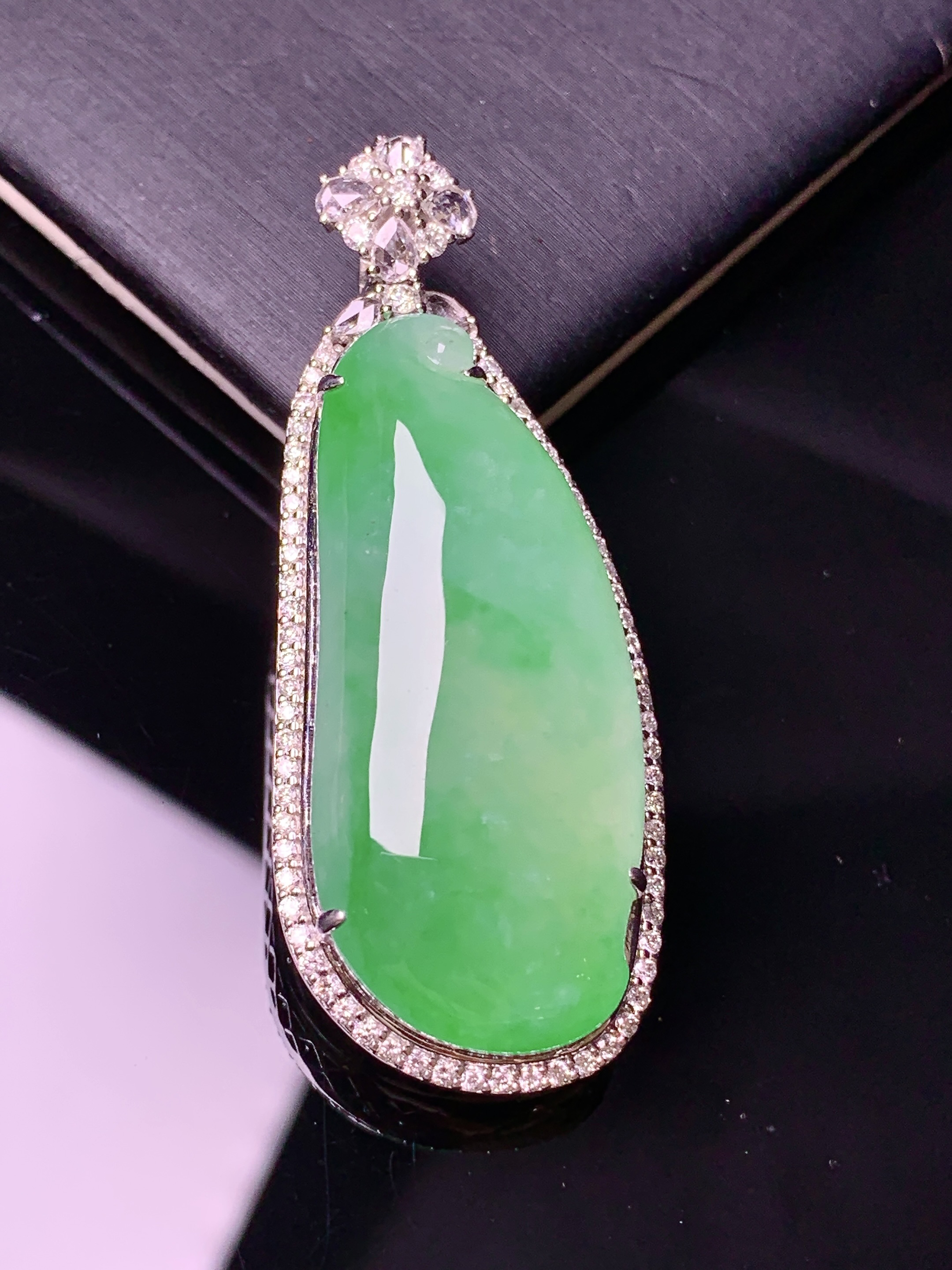 18k金钻镶嵌翠绿福瓜吊坠 玉质细腻 色泽艳丽 整体尺寸47.8*19*12.7f1