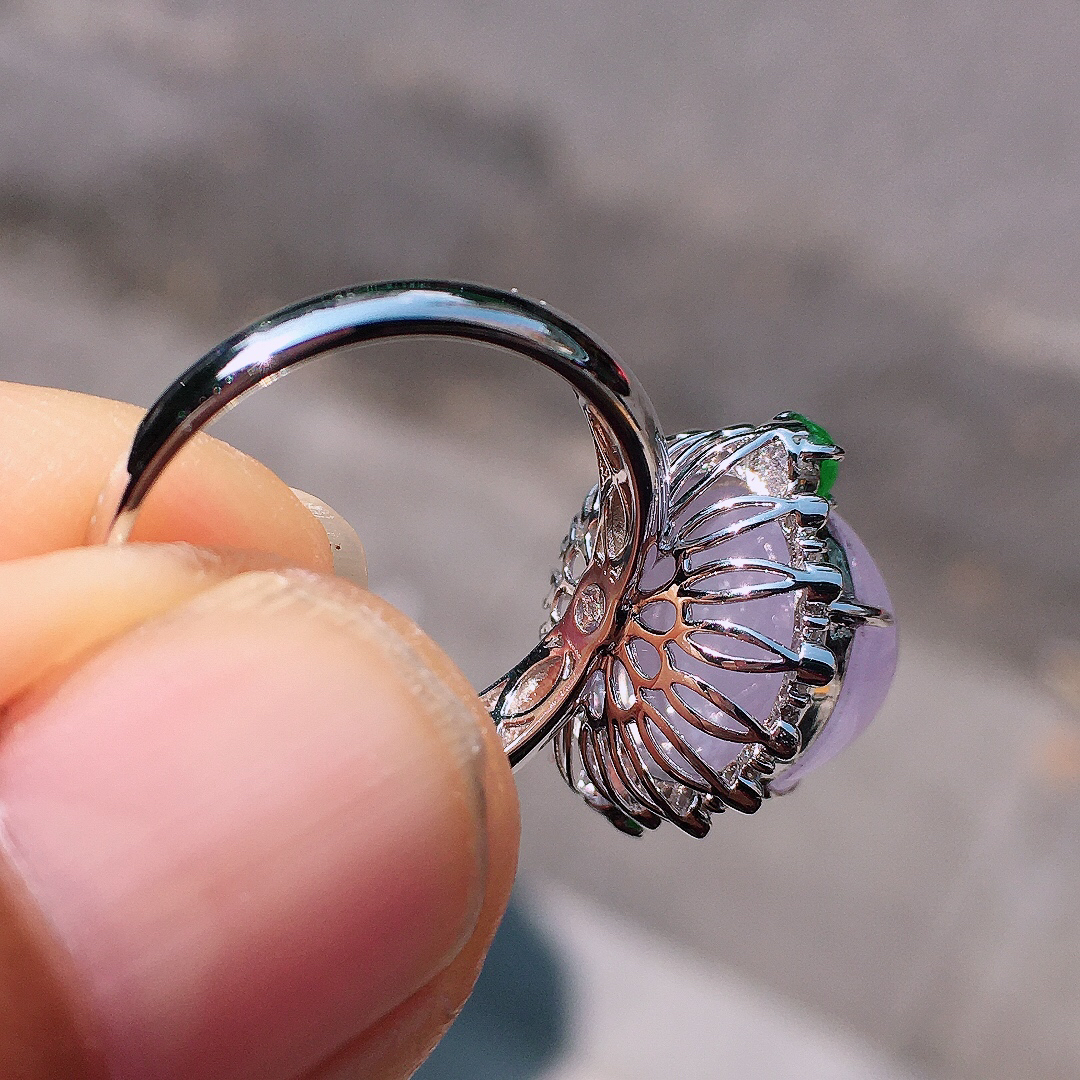 淡紫罗兰蛋面戒指，色泽均匀艳丽，玉质细腻，荧光感超
强，饱满圆润，尽显优雅气质，18k
金豪华镶嵌