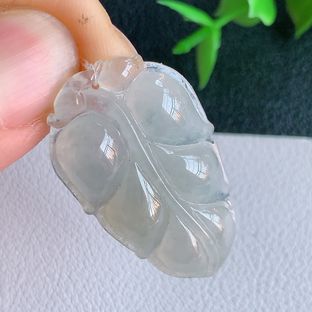 冰润金枝玉叶翡翠吊坠  老种起胶感  寓意“金枝玉叶，大业有成，一夜成名”  饱满大气，水润通透。W49.9   尺寸：33.5-20.5-5.3mm