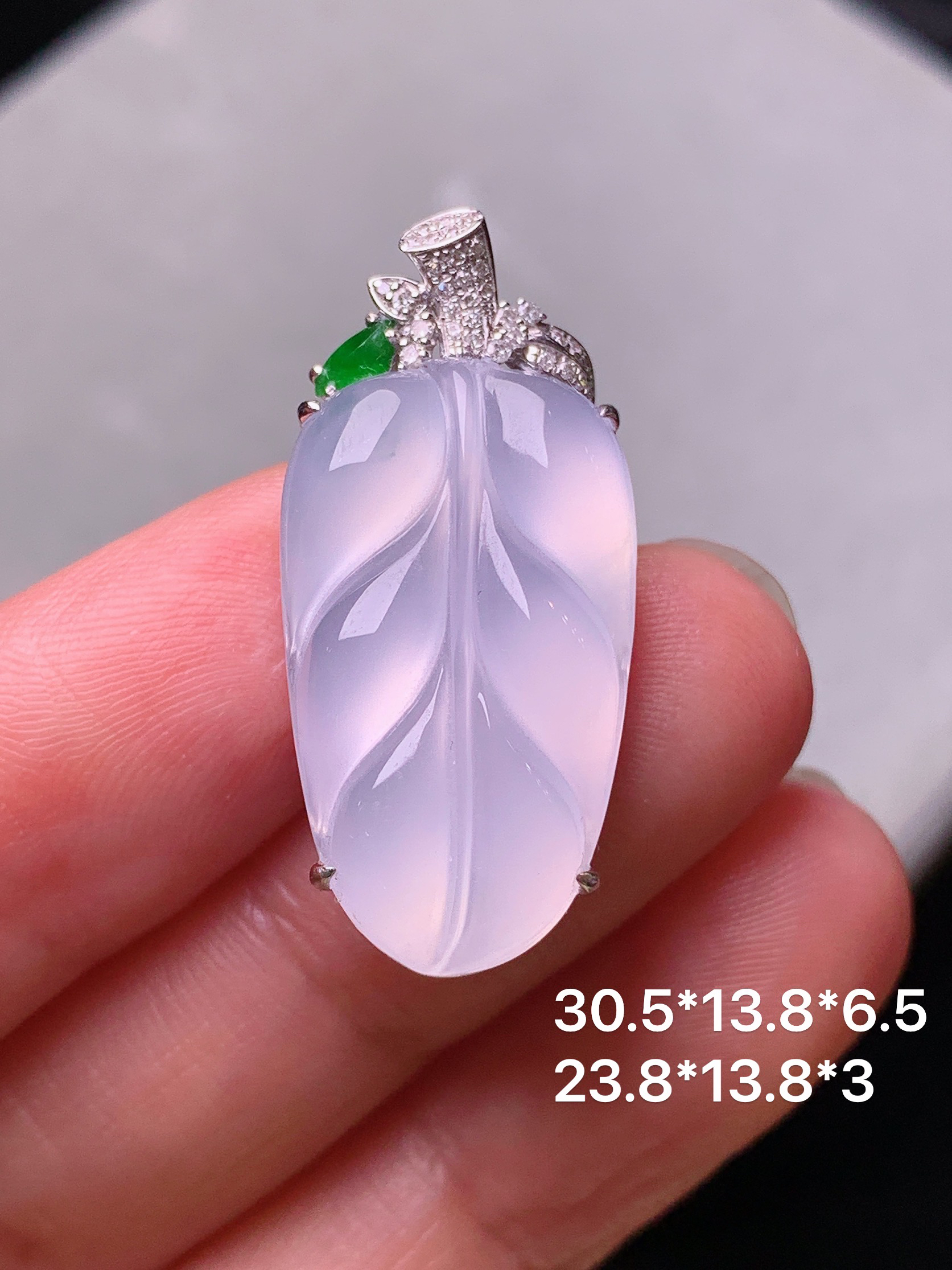 18k金钻镶嵌冰种树叶吊坠 玉质细腻 色泽艳丽 整体尺寸30.5*13.8*6.5y4