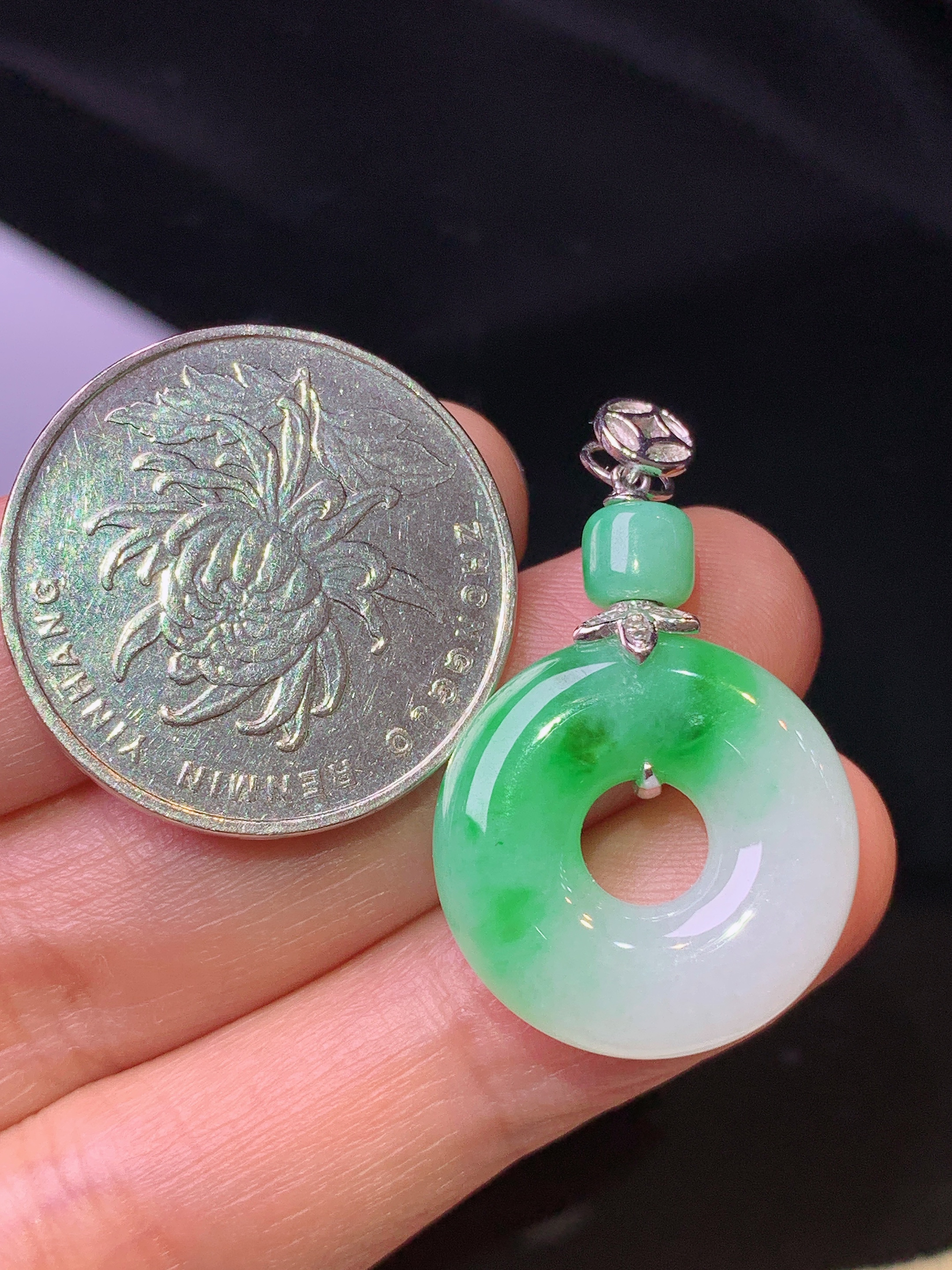 18k金镶嵌飘绿平安环吊坠 玉质细腻 色泽艳丽 整体尺寸32.3*20*5.6m1