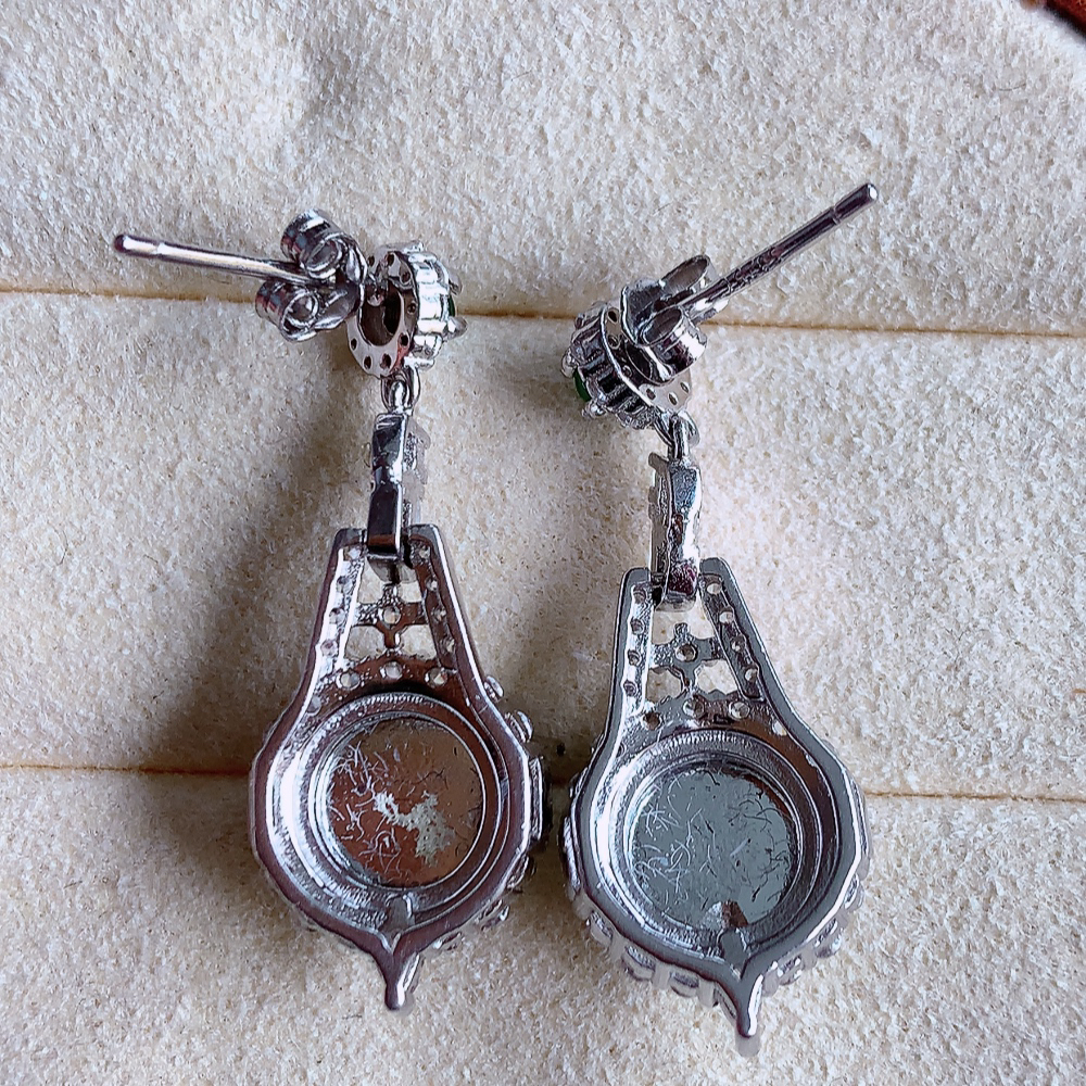 冰润满绿翡翠耳坠，自然光实拍，颜色漂亮，种老水足，品相佳，佩戴佳品！W502.12  取一尺寸： 28-11-6mm  裸石尺寸：8mm